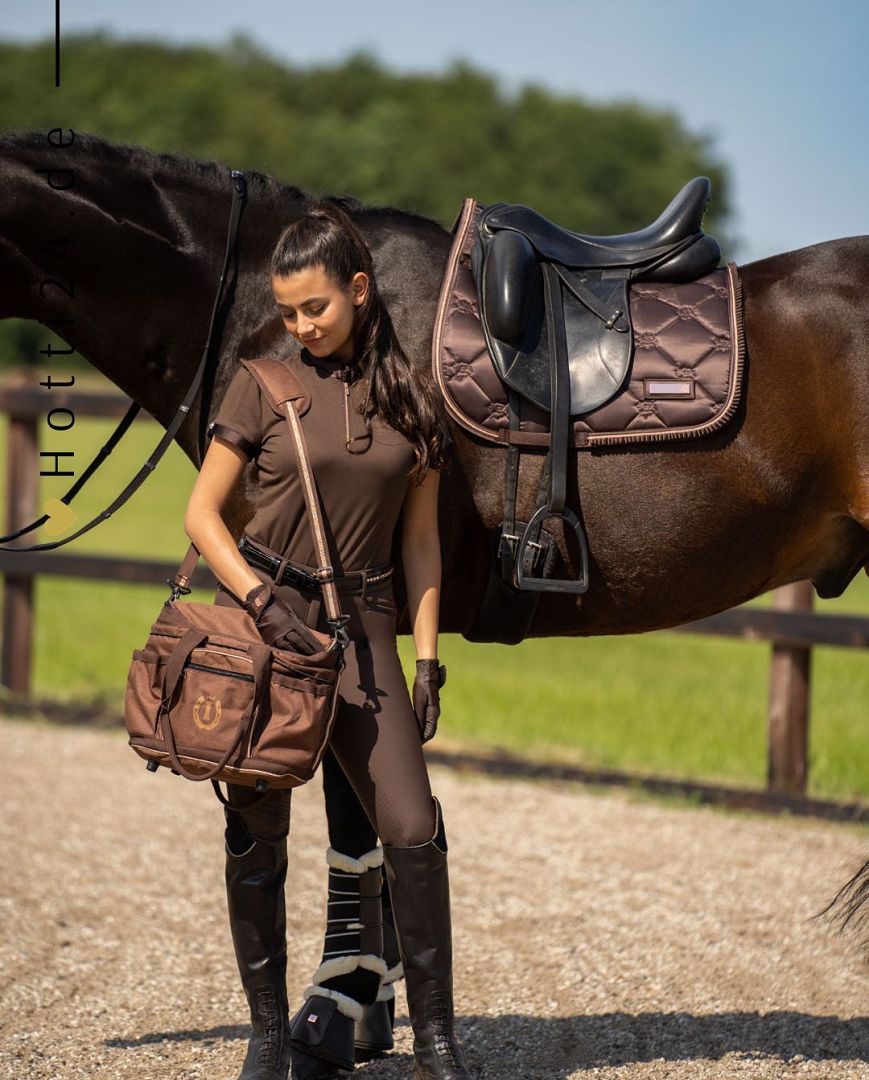 Imperial Riding präsentiert die Putztasche Classic in der Farbe Walnut mit der Artikelnummer ST68121005-8030. Diese Putztasche bietet eine praktische Lösung für die Aufbewahrung von Putzutensilien und besticht durch ihr klassisches Design. Für weitere Informationen und die Möglichkeit zum Kauf besuchen Sie bitte die Website www.Hotti24.de