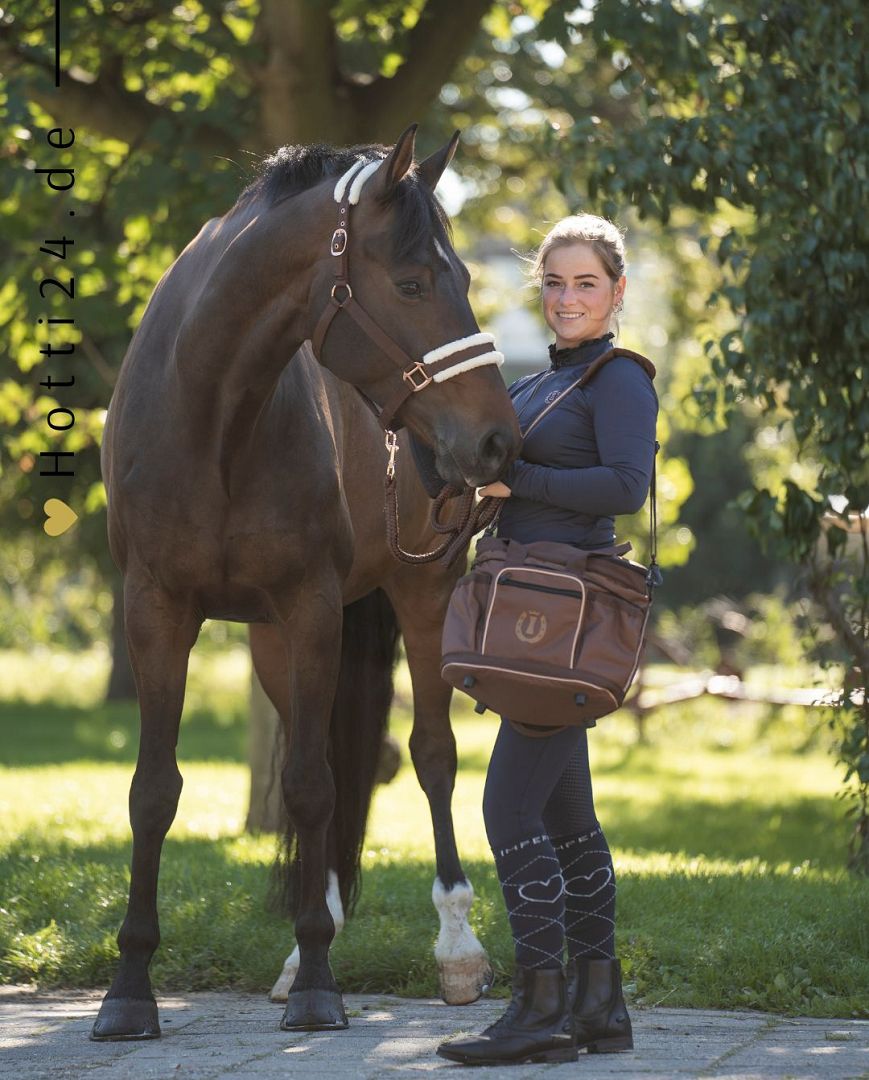 Imperial Riding präsentiert die Putztasche Classic in der Farbe Walnut mit der Artikelnummer ST68121005-8030. Diese Putztasche bietet eine praktische Lösung für die Aufbewahrung von Putzutensilien und besticht durch ihr klassisches Design. Für weitere Informationen und die Möglichkeit zum Kauf besuchen Sie bitte die Website www.Hotti24.de