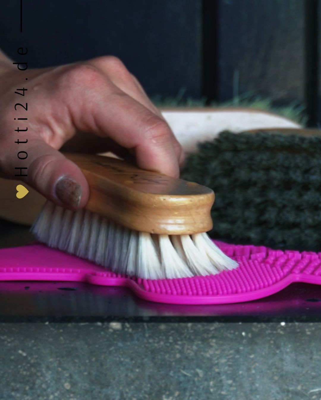 Bild analysieren imperial-riding-reinigungspad-irhbrush-st90124000-3001-pink-kaufen-www.hotti24.de