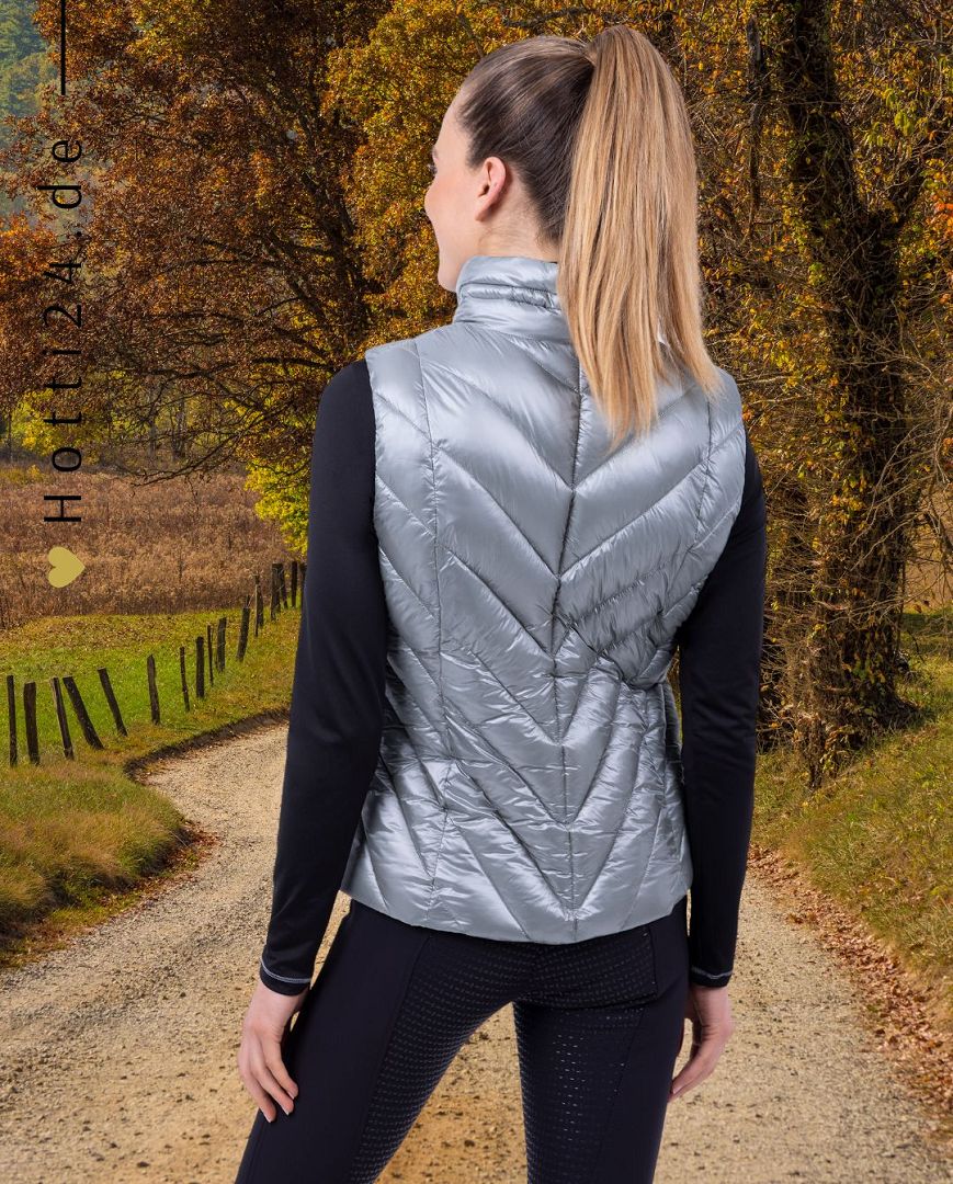 Die Imperial Riding Damen Weste "Cosmic Rider" in Grau Artikelnummer: KL32322000-7106 ist die perfekte Ergänzung für Reiterinnen, die Stil und Funktionalität schätzen. Diese Weste hält Sie warm und komfortabel, egal ob Sie im Stall arbeiten oder im Sattel sitzen. Mit ihrem ansprechenden Design ist sie ein echter Hingucker. Diese Weste kann auf www.Hotti24.de erworben werden. Gönnen Sie sich diese vielseitige und modische Ergänzung für Ihre Reitgarderobe.