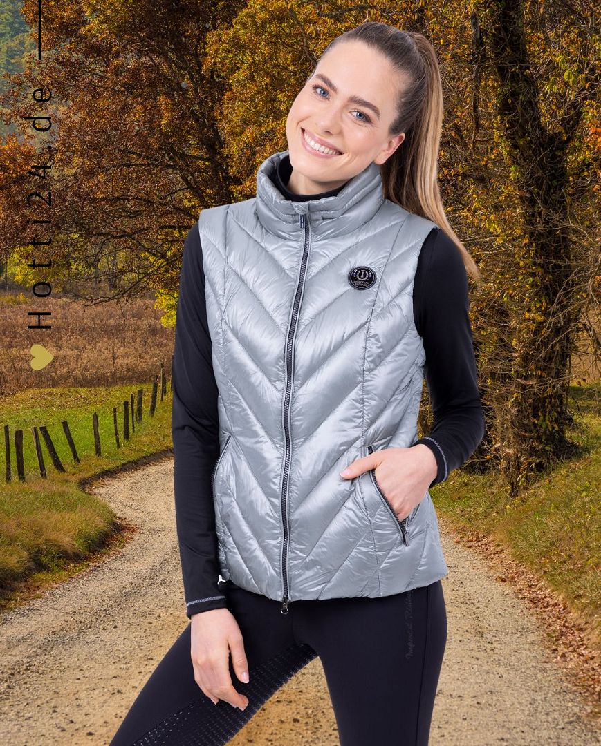 Die Imperial Riding Damen Weste "Cosmic Rider" in Grau Artikelnummer: KL32322000-7106 ist die perfekte Ergänzung für Reiterinnen, die Stil und Funktionalität schätzen. Diese Weste hält Sie warm und komfortabel, egal ob Sie im Stall arbeiten oder im Sattel sitzen. Mit ihrem ansprechenden Design ist sie ein echter Hingucker. Diese Weste kann auf www.Hotti24.de erworben werden. Gönnen Sie sich diese vielseitige und modische Ergänzung für Ihre Reitgarderobe.