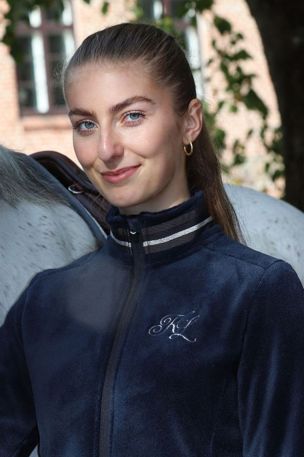 Die vorliegende Datei enthält Informationen über die KINGSLAND Damen Fleecejacke "Ester" in der Farbe Blau mit der Artikelnummer 2330183215-6020. Diese Fleecejacke wurde speziell für Damen entwickelt, um sie in der kalten Jahreszeit warm und gemütlich zu halten. Sie können diese Damen Fleecejacke auf der Website www.Hotti24.de erwerben.