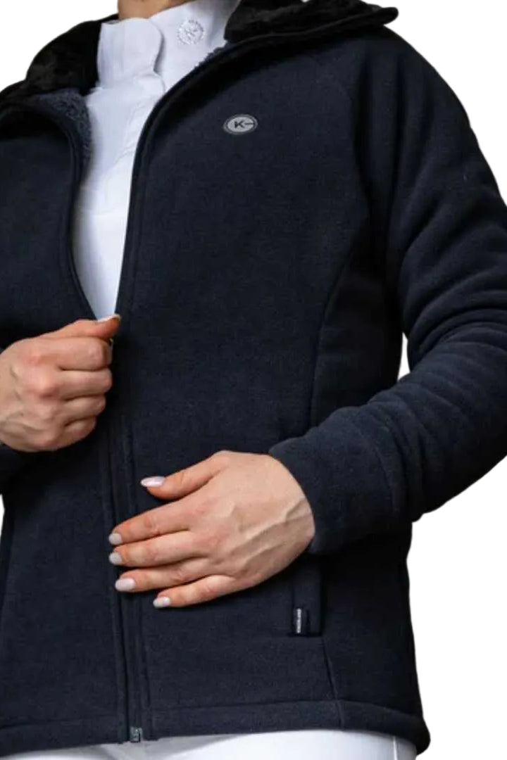 Die Kingsland Damen-Fleecejacke "Georgie" in Blau mit der Artikelnummer 2340183403-6020 ist eine hochwertige und stilvolle Fleecejacke für Damen. Solche Fleecejacken sind oft für ihre Wärme, Komfort und Vielseitigkeit beliebt und eignen sich gut für den Reitsport sowie für den alltäglichen Gebrauch, erhältlich unter www.Hotti24.de
