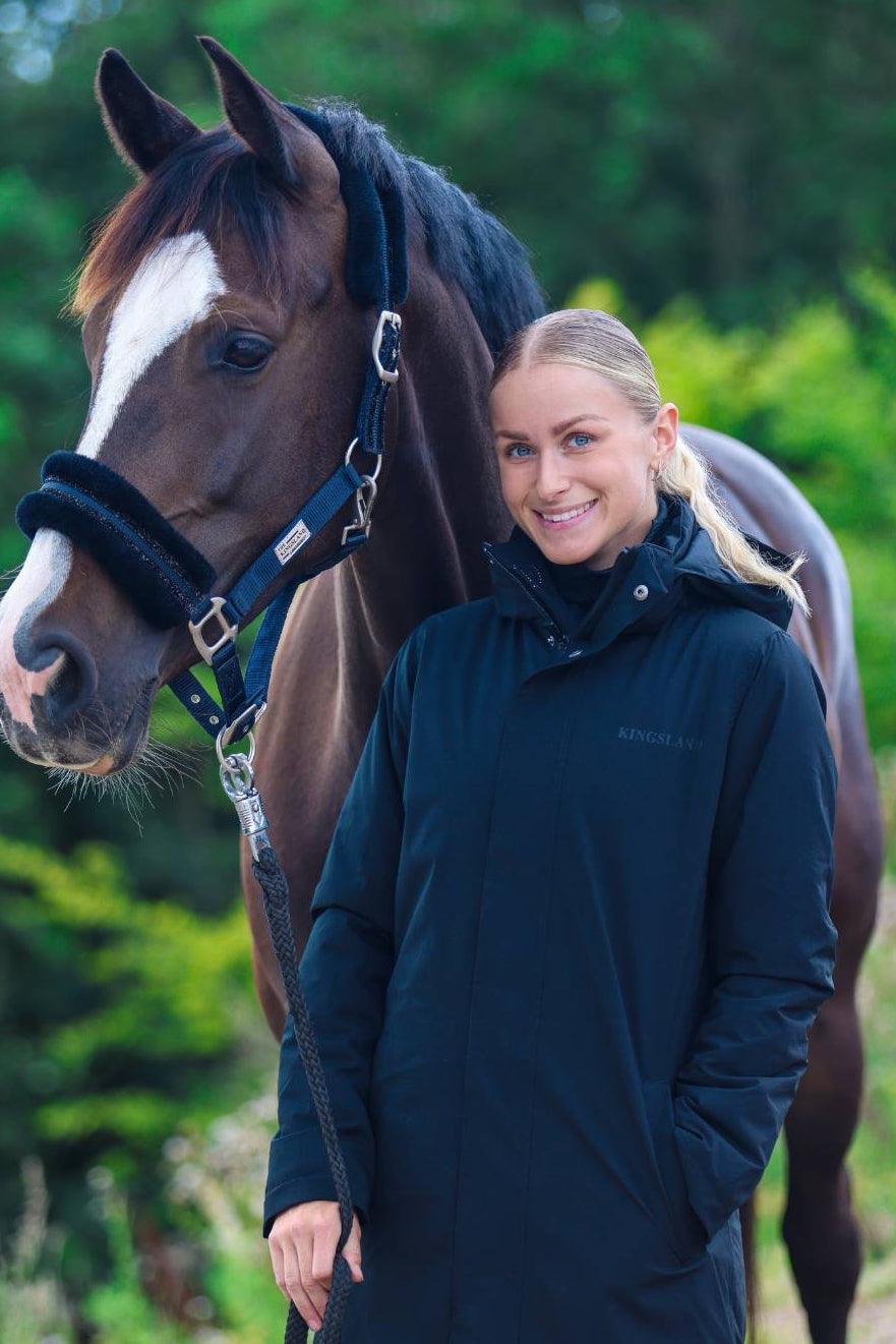 Kingsland »Damen Regenmantel Faithlyn Schwarz, besteht aus einem wasserdichten und atmungsaktiven Stoff, der unerwarteten Regenschauern standhält, damit du trocken bleibst, ohne das unangenehme feuchte Gefühl Artikelnummer 2380172303-6090 erhältlich bei www.Hotti24.de