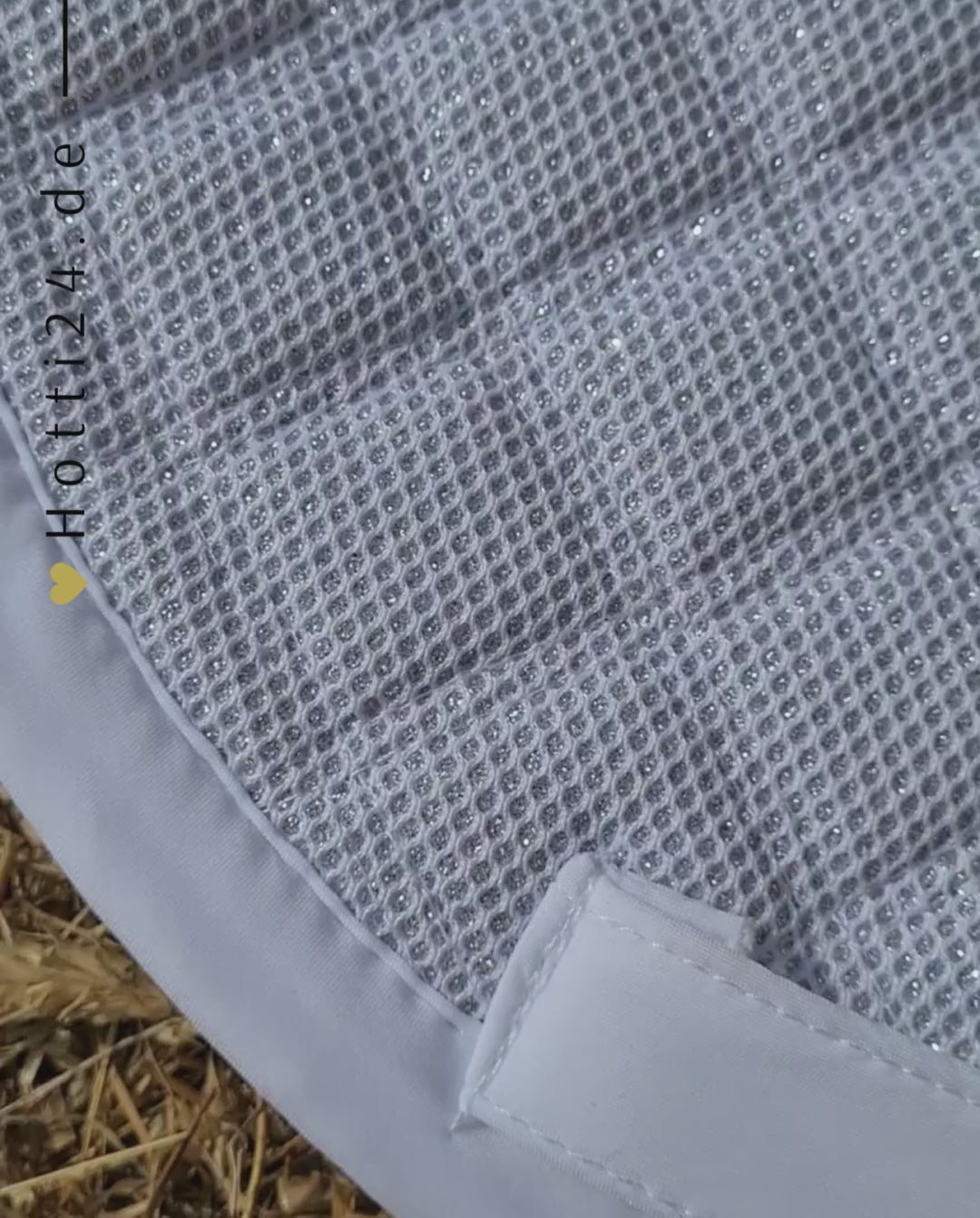 Pferde Springschabracke "Skye" von HV POLO in der Farbe Weiß mit der Artikelnummer 0801093504-0001. Diese Springschabracke wurde speziell entwickelt, um Ihrem Pferd während des Springreitens einen eleganten und komfortablen Sitz zu bieten. Sie können diese Pferde Springschabracke auf der Website www.hotti24.de erwerben