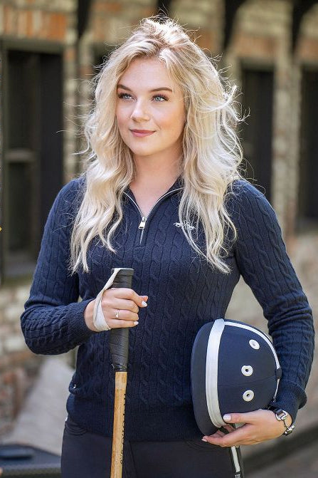 Der HV POLO Damen Pullover "Dunya" in Blau mit der Artikelnummer 0401093560-5001 kann auf der Website www.Hotti24.de erworben werden.