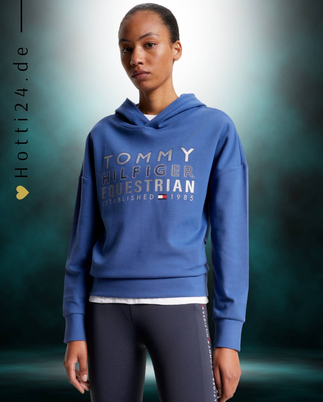 Damen-Hoodie von Tommy Hilfiger mit der Bezeichnung "Hoodie Paris TH08WHOO441-041" in der Farbe Blau. Dieser Hoodie ist auf der Webseite www.hotti24.de erhältlich. Er wurde speziell für Damen entworfen, um sowohl Stil als auch Komfort zu bieten. Zusätzlich sind in der Datei Bilder des Hoodies aus verschiedenen Blickwinkeln enthalten: von vorne, von der Seite und von hinten.
