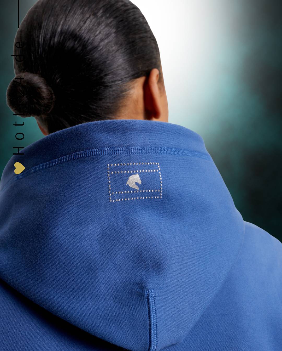 Damen-Hoodie von Tommy Hilfiger mit der Bezeichnung "Hoodie Paris TH08WHOO441-041" in der Farbe Blau. Dieser Hoodie ist auf der Webseite www.hotti24.de erhältlich. Er wurde speziell für Damen entworfen, um sowohl Stil als auch Komfort zu bieten. Zusätzlich sind in der Datei Bilder des Hoodies aus verschiedenen Blickwinkeln enthalten: von vorne, von der Seite und von hinten.