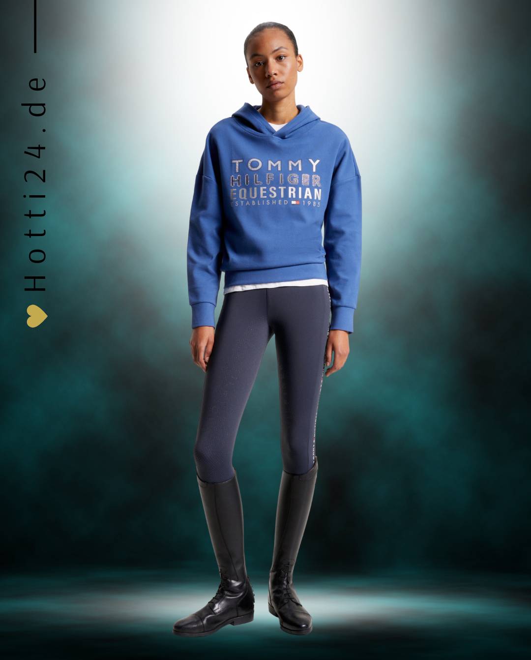 Damen-Hoodie von Tommy Hilfiger mit der Bezeichnung "Hoodie Paris TH08WHOO441-041" in der Farbe Blau. Dieser Hoodie ist auf der Webseite www.hotti24.de erhältlich. Er wurde speziell für Damen entworfen, um sowohl Stil als auch Komfort zu bieten. Zusätzlich sind in der Datei Bilder des Hoodies aus verschiedenen Blickwinkeln enthalten: von vorne, von der Seite und von hinten.