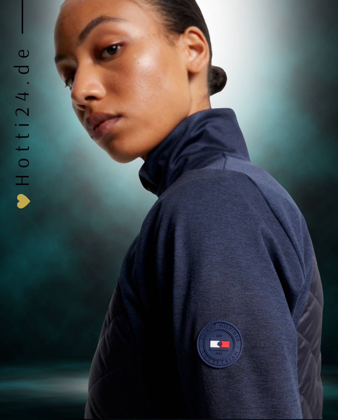 Damen-Hybridjacke von Tommy Hilfiger mit der Bezeichnung "Hybridjacke TH08WJAC454-004" in der Farbe Blau. Diese Hybridjacke ist auf der Webseite www.hotti24.de erhältlich. Sie wurde speziell für Damen entworfen, um sowohl Stil als auch Funktionalität zu bieten. Zusätzlich sind in der Datei Bilder der Hybridjacke aus verschiedenen Blickwinkeln enthalten: von vorne, von der Seite und von hinten.