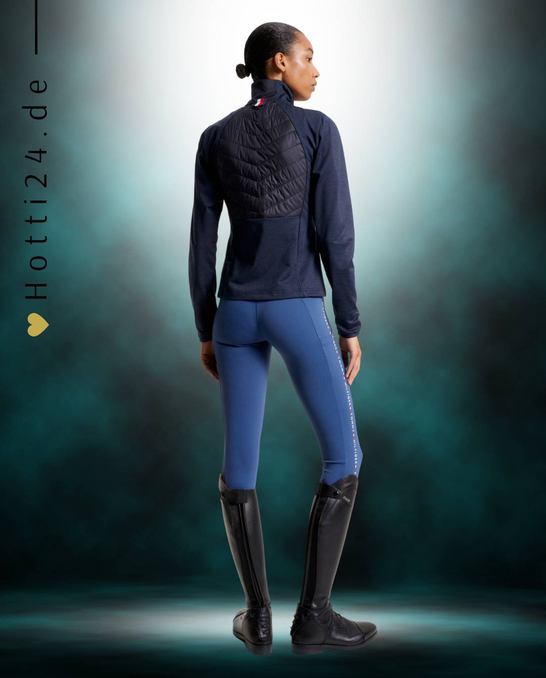 Damen-Hybridjacke von Tommy Hilfiger mit der Bezeichnung "Hybridjacke TH08WJAC454-004" in der Farbe Blau. Diese Hybridjacke ist auf der Webseite www.hotti24.de erhältlich. Sie wurde speziell für Damen entworfen, um sowohl Stil als auch Funktionalität zu bieten. Zusätzlich sind in der Datei Bilder der Hybridjacke aus verschiedenen Blickwinkeln enthalten: von vorne, von der Seite und von hinten.