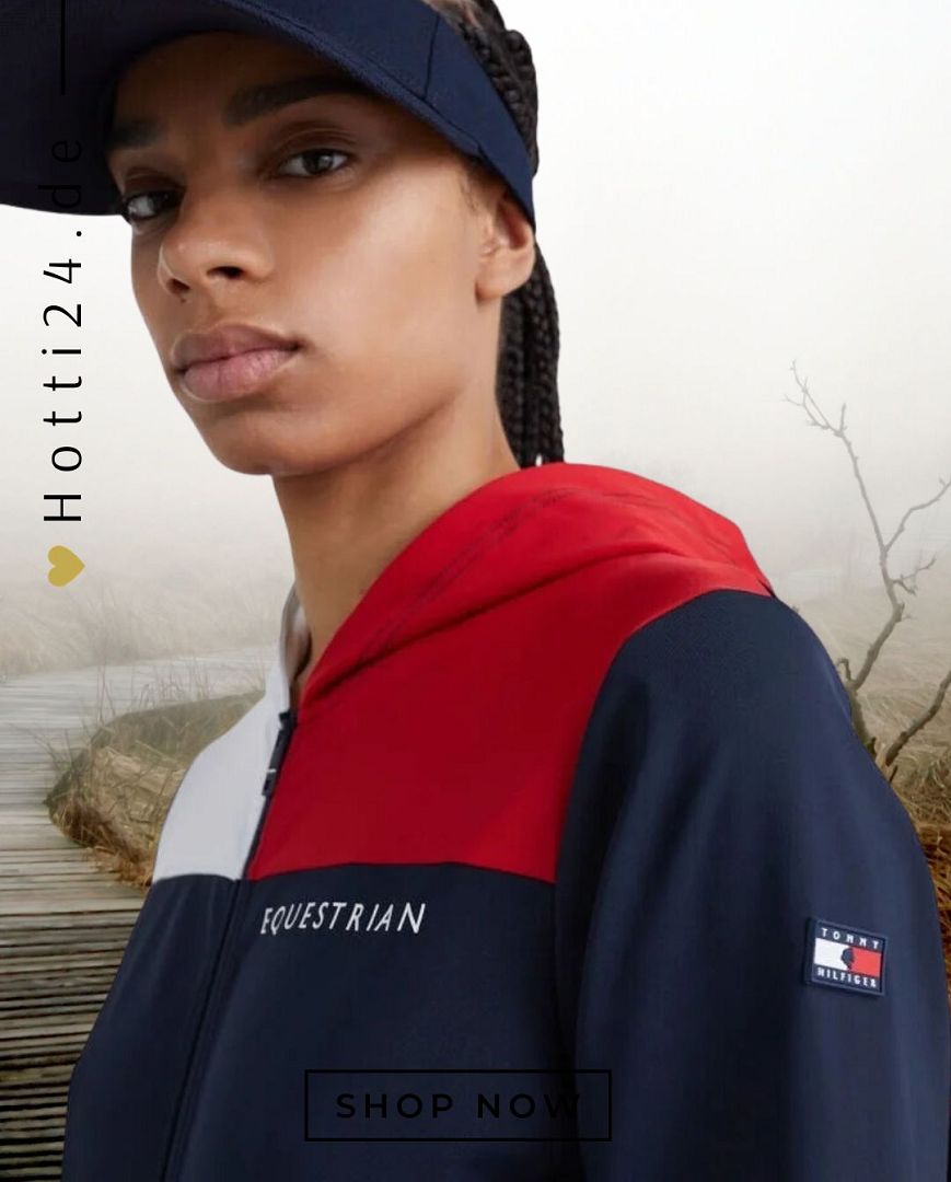 Die TOMMY HILFIGER Damenjacke im Colorblock-Stil (Artikelnummer: TH07WZHO301-004) in Blau ist die perfekte Wahl für stilbewusste Frauen. Diese Jacke kombiniert trendiges Design mit hochwertiger Qualität und hält Sie gleichzeitig warm und bequem. Sie können diese Jacke auf www.Hotti24.de erwerben und Ihren Kleiderschrank um ein modisches Highlight bereichern.