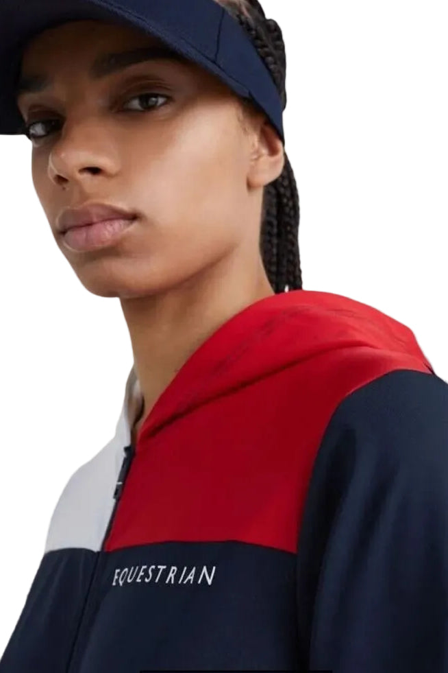Die TOMMY HILFIGER Damenjacke im Colorblock-Stil (Artikelnummer: TH07WZHO301-004) in Blau ist die perfekte Wahl für stilbewusste Frauen. Diese Jacke kombiniert trendiges Design mit hochwertiger Qualität und hält Sie gleichzeitig warm und bequem. Sie können diese Jacke auf www.Hotti24.de erwerben und Ihren Kleiderschrank um ein modisches Highlight bereichern.