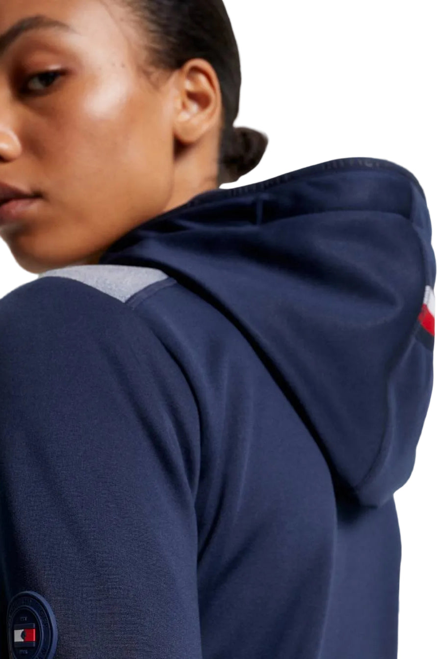 Damen-Jacke im Softshell-Stil von Tommy Hilfiger mit der Bezeichnung "Softshell Jacke London TH08WJAC451-004" in der Farbe Blau. Diese Softshell-Jacke ist auf der Webseite www.hotti24.de erhältlich. Sie wurde speziell fßr Damen entworfen, um sowohl Stil als auch Schutz vor den Elementen zu bieten. Zusätzlich sind in der Datei Bilder der Softshell-Jacke aus verschiedenen Blickwinkeln enthalten: von vorne, von der Seite und von hinten.