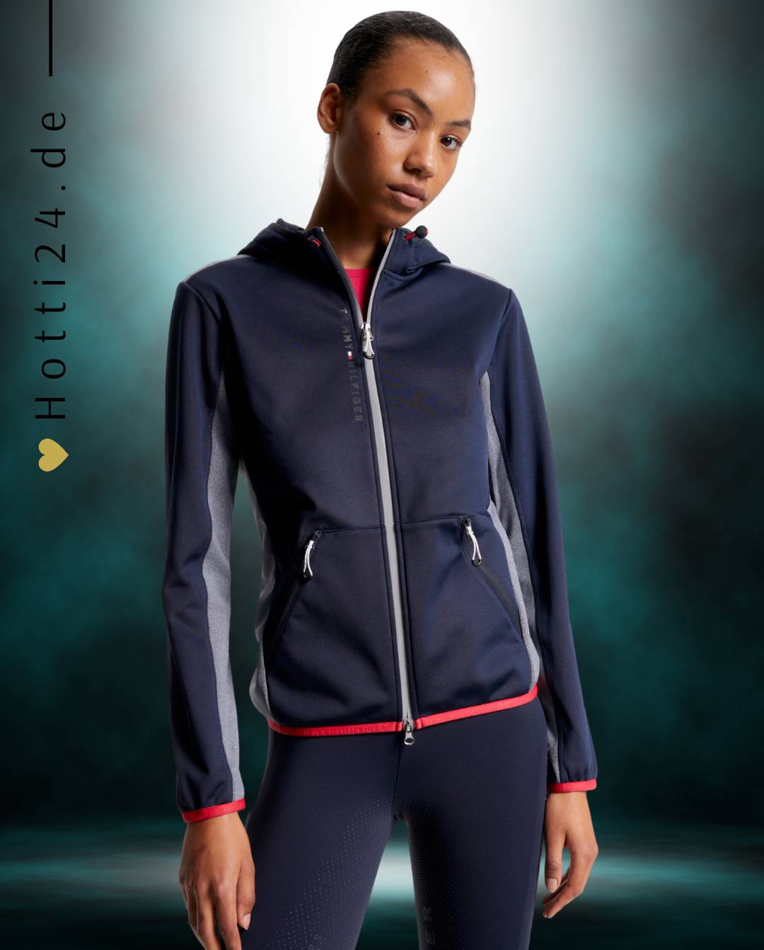 Damen-Jacke im Softshell-Stil von Tommy Hilfiger mit der Bezeichnung "Softshell Jacke London TH08WJAC451-004" in der Farbe Blau. Diese Softshell-Jacke ist auf der Webseite www.hotti24.de erhältlich. Sie wurde speziell für Damen entworfen, um sowohl Stil als auch Schutz vor den Elementen zu bieten.  Zusätzlich sind in der Datei Bilder der Softshell-Jacke aus verschiedenen Blickwinkeln enthalten: von vorne, von der Seite und von hinten.
