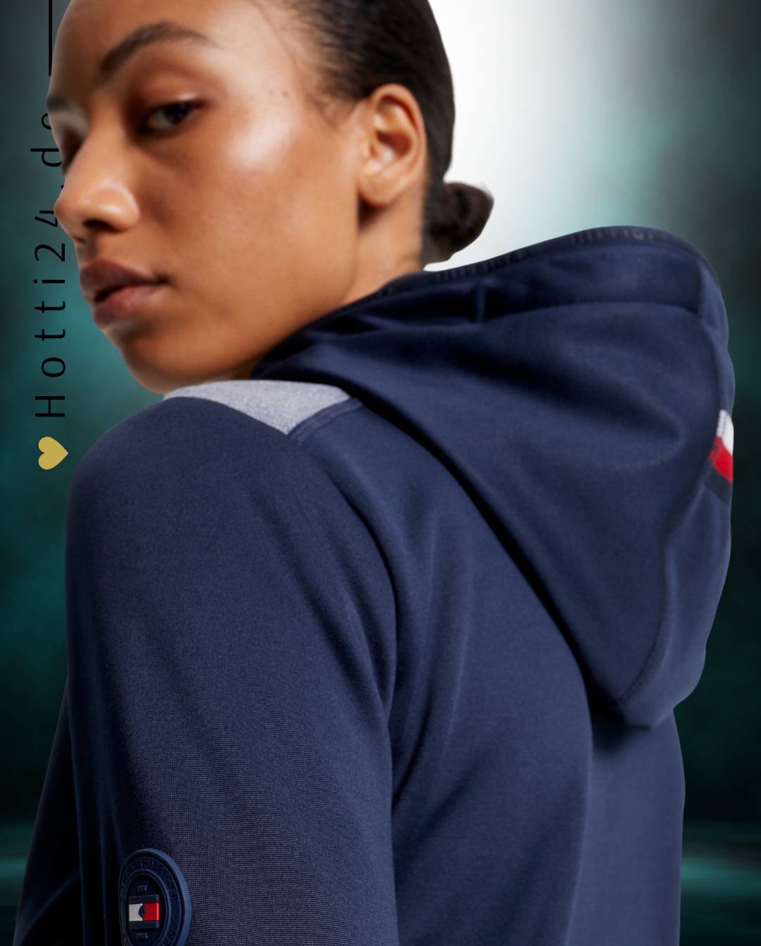 Damen-Jacke im Softshell-Stil von Tommy Hilfiger mit der Bezeichnung "Softshell Jacke London TH08WJAC451-004" in der Farbe Blau. Diese Softshell-Jacke ist auf der Webseite www.hotti24.de erhältlich. Sie wurde speziell für Damen entworfen, um sowohl Stil als auch Schutz vor den Elementen zu bieten.  Zusätzlich sind in der Datei Bilder der Softshell-Jacke aus verschiedenen Blickwinkeln enthalten: von vorne, von der Seite und von hinten.