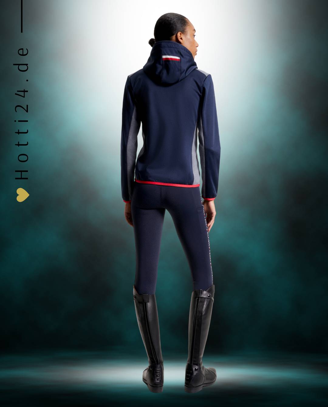 Damen-Jacke im Softshell-Stil von Tommy Hilfiger mit der Bezeichnung "Softshell Jacke London TH08WJAC451-004" in der Farbe Blau. Diese Softshell-Jacke ist auf der Webseite www.hotti24.de erhältlich. Sie wurde speziell für Damen entworfen, um sowohl Stil als auch Schutz vor den Elementen zu bieten. Zusätzlich sind in der Datei Bilder der Softshell-Jacke aus verschiedenen Blickwinkeln enthalten: von vorne, von der Seite und von hinten.