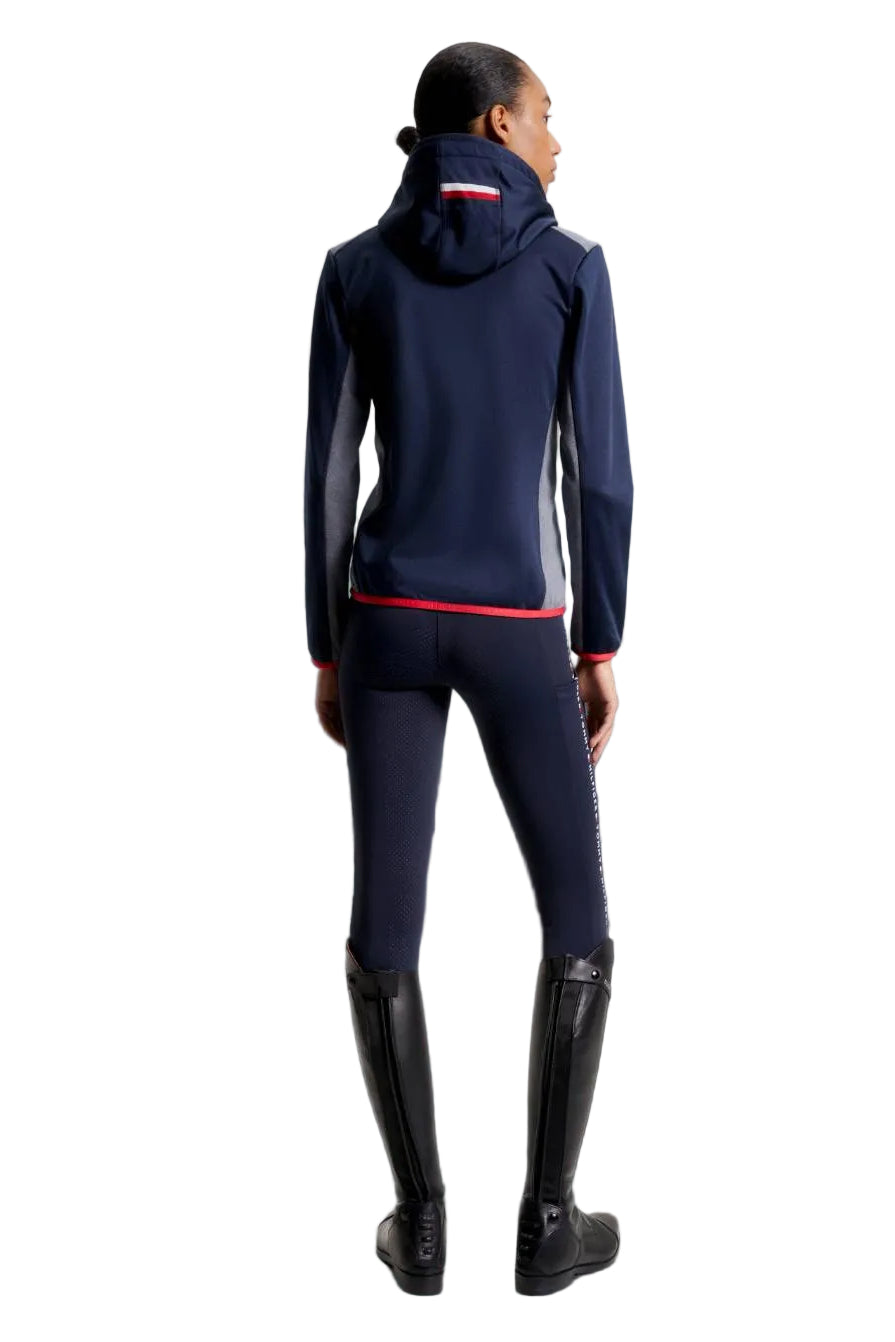 Damen-Jacke im Softshell-Stil von Tommy Hilfiger mit der Bezeichnung "Softshell Jacke London TH08WJAC451-004" in der Farbe Blau. Diese Softshell-Jacke ist auf der Webseite www.hotti24.de erhältlich. Sie wurde speziell fßr Damen entworfen, um sowohl Stil als auch Schutz vor den Elementen zu bieten. Zusätzlich sind in der Datei Bilder der Softshell-Jacke aus verschiedenen Blickwinkeln enthalten: von vorne, von der Seite und von hinten.