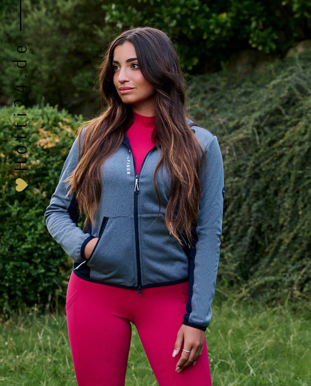 Damen-Jacke im Softshell-Stil von Tommy Hilfiger mit der Bezeichnung "Softshell Jacke London TH08WJAC451-027" in der Farbe Grau. Diese Softshell-Jacke ist auf der Webseite www.hotti24.de erhältlich. Sie wurde speziell für Damen entworfen, um sowohl Stil als auch Schutz vor den Elementen zu bieten. Zusätzlich sind in der Datei Bilder der Softshell-Jacke aus verschiedenen Blickwinkeln enthalten: von vorne, von der Seite und von hinten