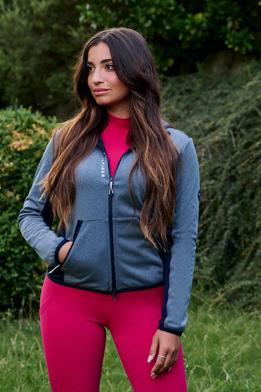 Damen-Jacke im Softshell-Stil von Tommy Hilfiger mit der Bezeichnung "Softshell Jacke London TH08WJAC451-027" in der Farbe Grau. Diese Softshell-Jacke ist auf der Webseite www.hotti24.de erhältlich. Sie wurde speziell für Damen entworfen, um sowohl Stil als auch Schutz vor den Elementen zu bieten. Zusätzlich sind in der Datei Bilder der Softshell-Jacke aus verschiedenen Blickwinkeln enthalten: von vorne, von der Seite und von hinten