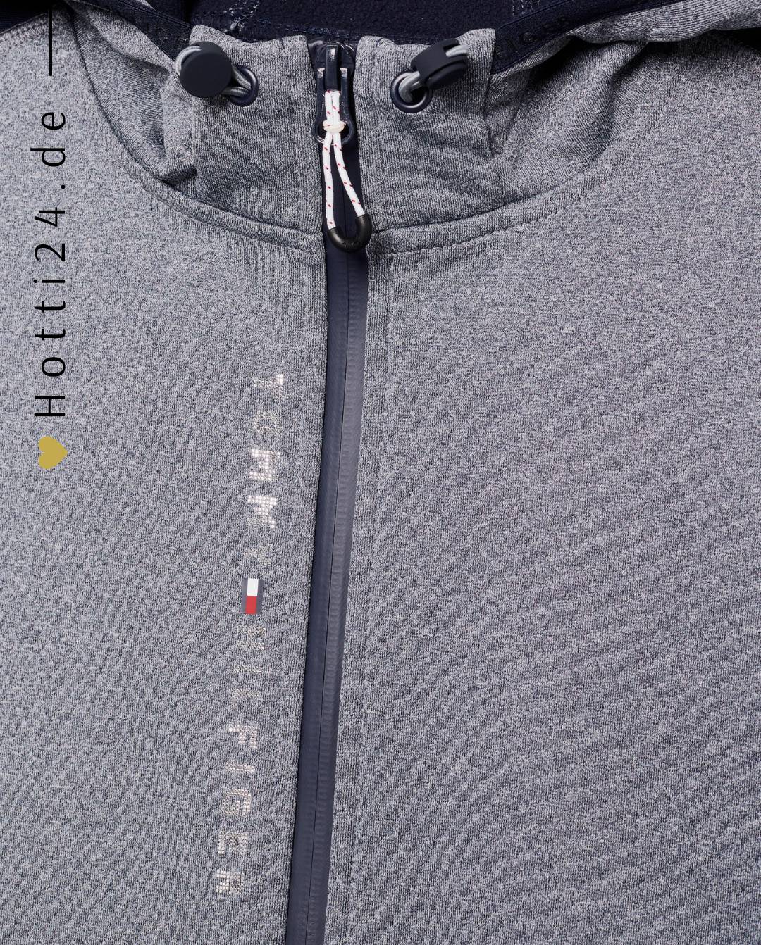 Damen-Jacke im Softshell-Stil von Tommy Hilfiger mit der Bezeichnung "Softshell Jacke London TH08WJAC451-027" in der Farbe Grau. Diese Softshell-Jacke ist auf der Webseite www.hotti24.de erhältlich. Sie wurde speziell für Damen entworfen, um sowohl Stil als auch Schutz vor den Elementen zu bieten. Zusätzlich sind in der Datei Bilder der Softshell-Jacke aus verschiedenen Blickwinkeln enthalten: von vorne, von der Seite und von hinten