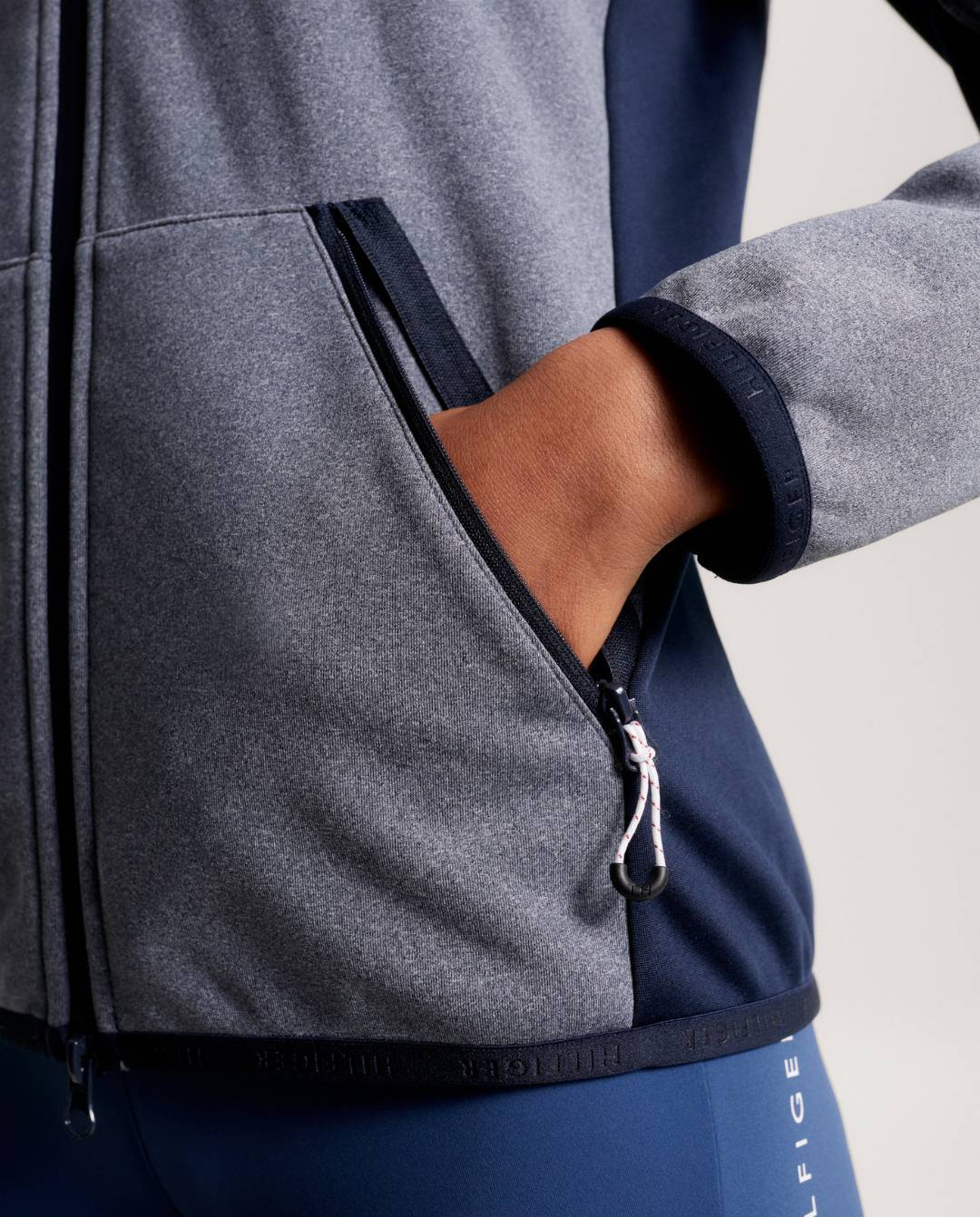 Damen-Jacke im Softshell-Stil von Tommy Hilfiger mit der Bezeichnung "Softshell Jacke London TH08WJAC451-027" in der Farbe Grau. Diese Softshell-Jacke ist auf der Webseite www.hotti24.de erhältlich. Sie wurde speziell für Damen entworfen, um sowohl Stil als auch Schutz vor den Elementen zu bieten. Zusätzlich sind in der Datei Bilder der Softshell-Jacke aus verschiedenen Blickwinkeln enthalten: von vorne, von der Seite und von hinten