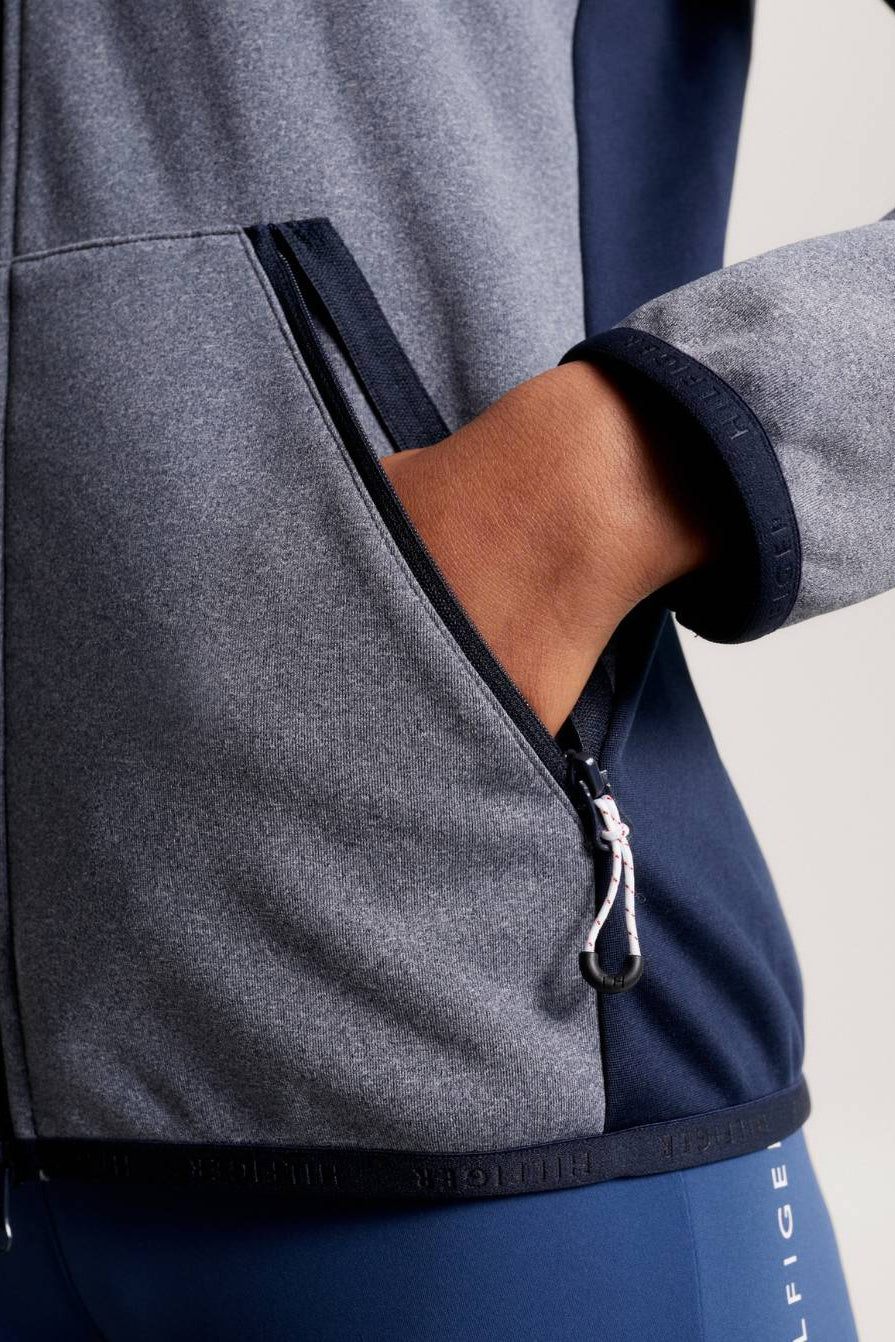 Damen-Jacke im Softshell-Stil von Tommy Hilfiger mit der Bezeichnung "Softshell Jacke London TH08WJAC451-027" in der Farbe Grau. Diese Softshell-Jacke ist auf der Webseite www.hotti24.de erhältlich. Sie wurde speziell für Damen entworfen, um sowohl Stil als auch Schutz vor den Elementen zu bieten. Zusätzlich sind in der Datei Bilder der Softshell-Jacke aus verschiedenen Blickwinkeln enthalten: von vorne, von der Seite und von hinten