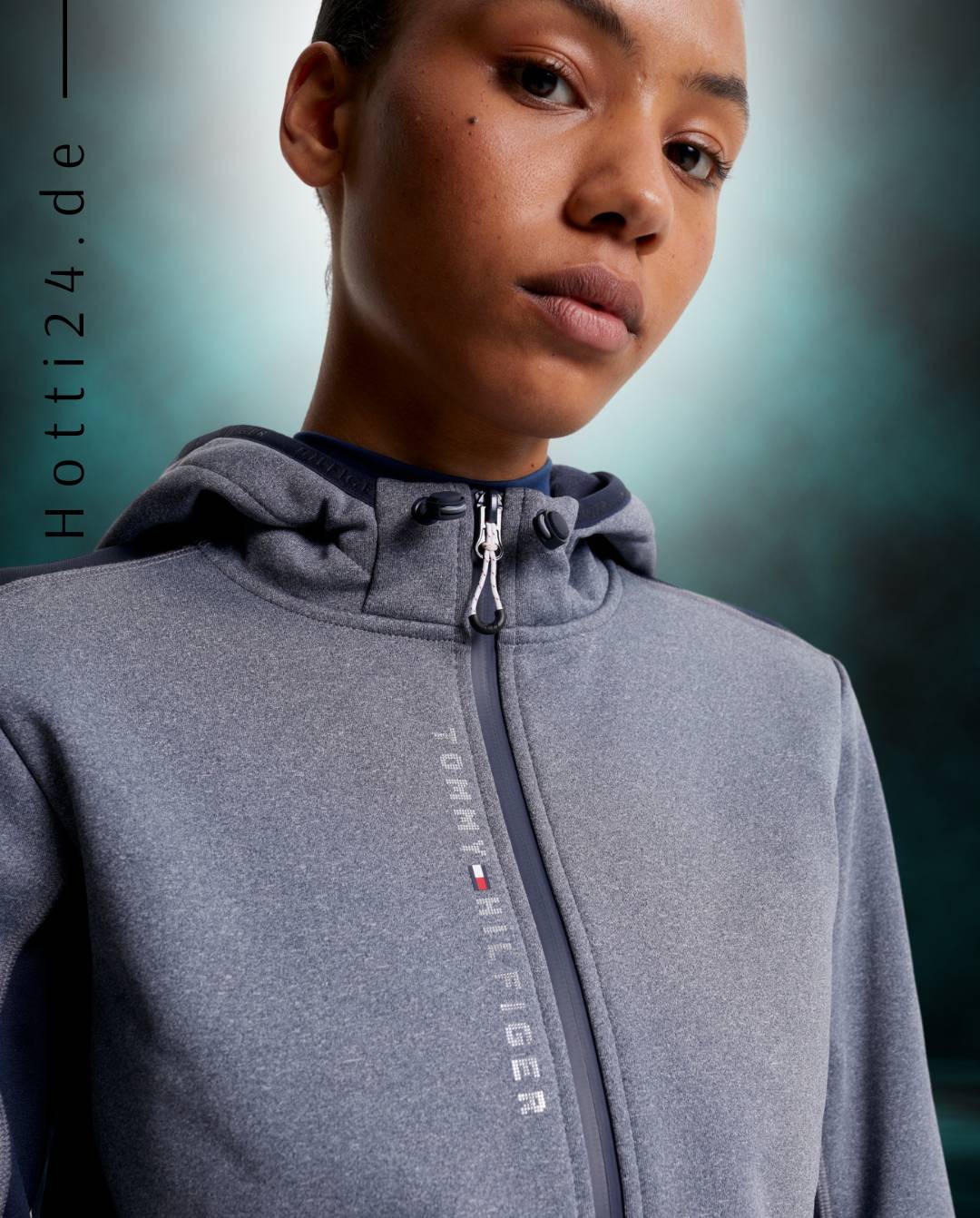 Damen-Jacke im Softshell-Stil von Tommy Hilfiger mit der Bezeichnung "Softshell Jacke London TH08WJAC451-027" in der Farbe Grau. Diese Softshell-Jacke ist auf der Webseite www.hotti24.de erhältlich. Sie wurde speziell für Damen entworfen, um sowohl Stil als auch Schutz vor den Elementen zu bieten. Zusätzlich sind in der Datei Bilder der Softshell-Jacke aus verschiedenen Blickwinkeln enthalten: von vorne, von der Seite und von hinten