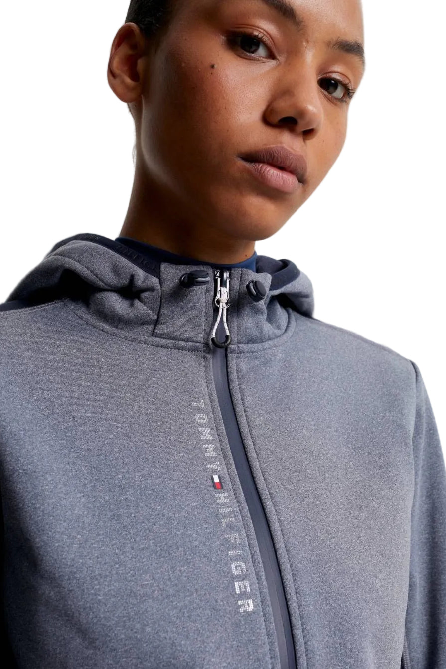 Damen-Jacke im Softshell-Stil von Tommy Hilfiger mit der Bezeichnung "Softshell Jacke London TH08WJAC451-027" in der Farbe Grau. Diese Softshell-Jacke ist auf der Webseite www.hotti24.de erhältlich. Sie wurde speziell für Damen entworfen, um sowohl Stil als auch Schutz vor den Elementen zu bieten. Zusätzlich sind in der Datei Bilder der Softshell-Jacke aus verschiedenen Blickwinkeln enthalten: von vorne, von der Seite und von hinten