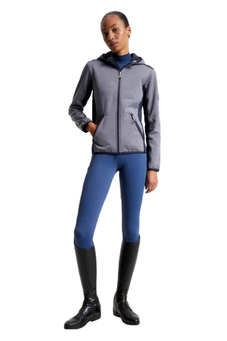 Damen-Jacke im Softshell-Stil von Tommy Hilfiger mit der Bezeichnung "Softshell Jacke London TH08WJAC451-027" in der Farbe Grau. Diese Softshell-Jacke ist auf der Webseite www.hotti24.de erhältlich. Sie wurde speziell für Damen entworfen, um sowohl Stil als auch Schutz vor den Elementen zu bieten. Zusätzlich sind in der Datei Bilder der Softshell-Jacke aus verschiedenen Blickwinkeln enthalten: von vorne, von der Seite und von hinten