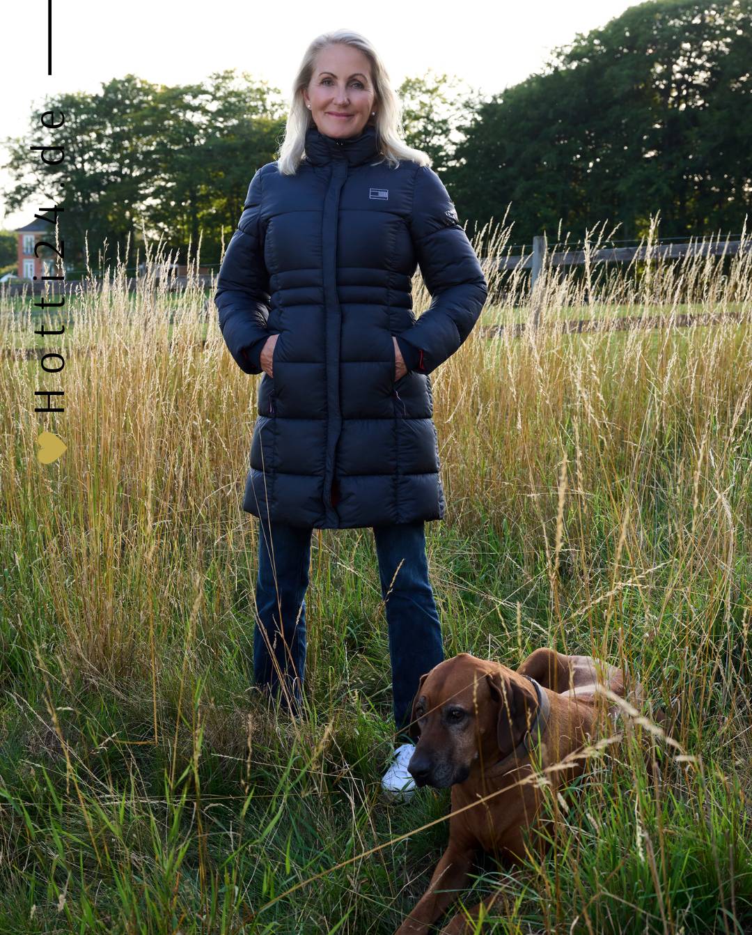 Damen-Mantel von Tommy Hilfiger mit der Bezeichnung "Mantel TH08WJAC456-004" in der Farbe Blau. Dieser Mantel ist auf der Webseite www.hotti24.de erhältlich. Er wurde speziell für Damen entworfen, um sowohl Stil als auch Wärme zu bieten. Zusätzlich sind in der Datei Bilder des Mantels aus verschiedenen Blickwinkeln enthalten: von vorne, von der Seite und von hinten.