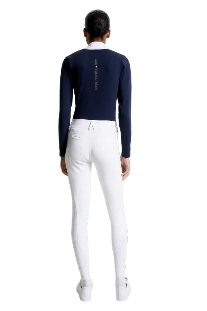 Damen-Reithose von Tommy Hilfiger mit der Bezeichnung "Geneva Fullgrip TH08WFBR464-001" in der Farbe Weiß. Diese Reithose ist auf der Webseite www.hotti24.de erhältlich. Die Hose wurde speziell für Damen entworfen und verfügt über Fullgrip-Elemente, die zusätzlichen Halt während des Reitens bieten sollen.