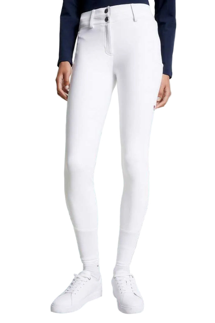 Damen-Reithose von Tommy Hilfiger mit der Bezeichnung "Geneva Fullgrip TH08WFBR464-001" in der Farbe Weiß. Diese Reithose ist auf der Webseite www.hotti24.de erhältlich. Die Hose wurde speziell für Damen entworfen und verfügt über Fullgrip-Elemente, die zusätzlichen Halt während des Reitens bieten sollen.