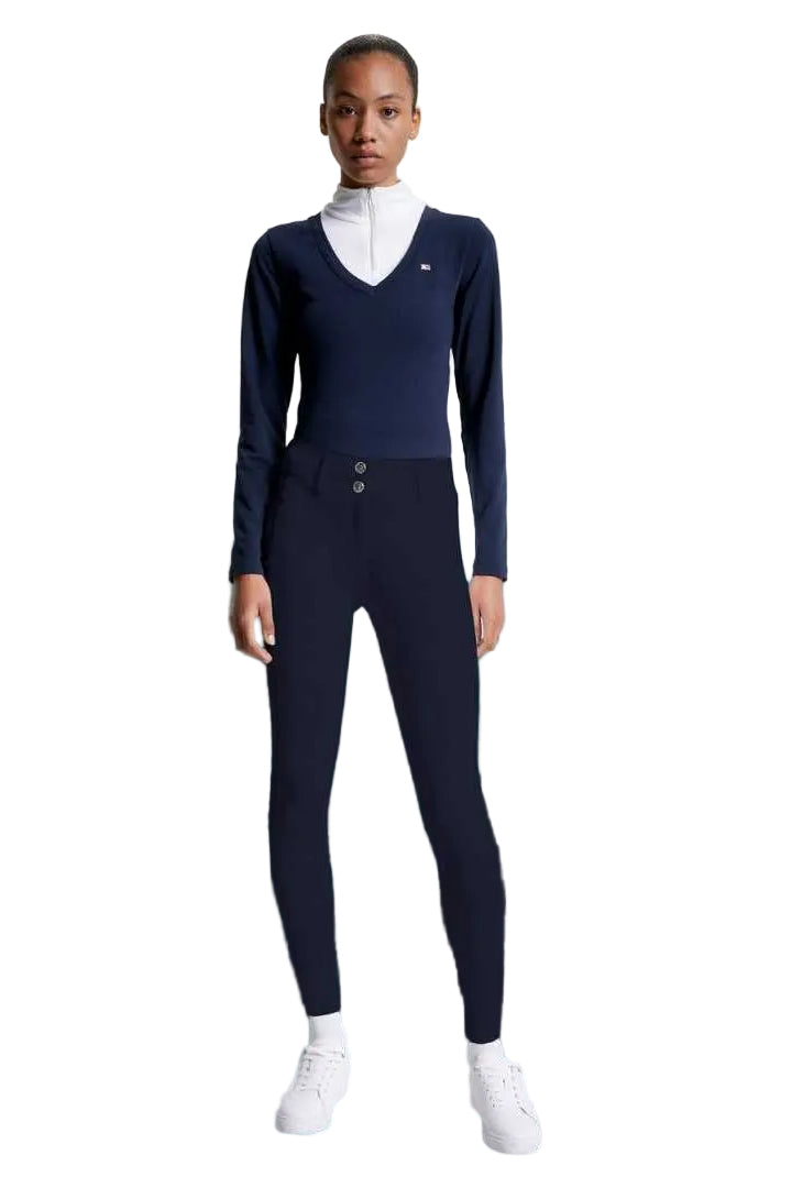 Damen-Reithose von Tommy Hilfiger mit der Bezeichnung "Geneva Fullgrip TH08WFBR464-004" in der Farbe Blau. Diese Reithose ist auf der Webseite www.hotti24.de erhältlich. Die Hose wurde speziell für Damen entwickelt und verfügt über Fullgrip-Elemente, die zusätzlichen Halt während des Reitens bieten sollen.