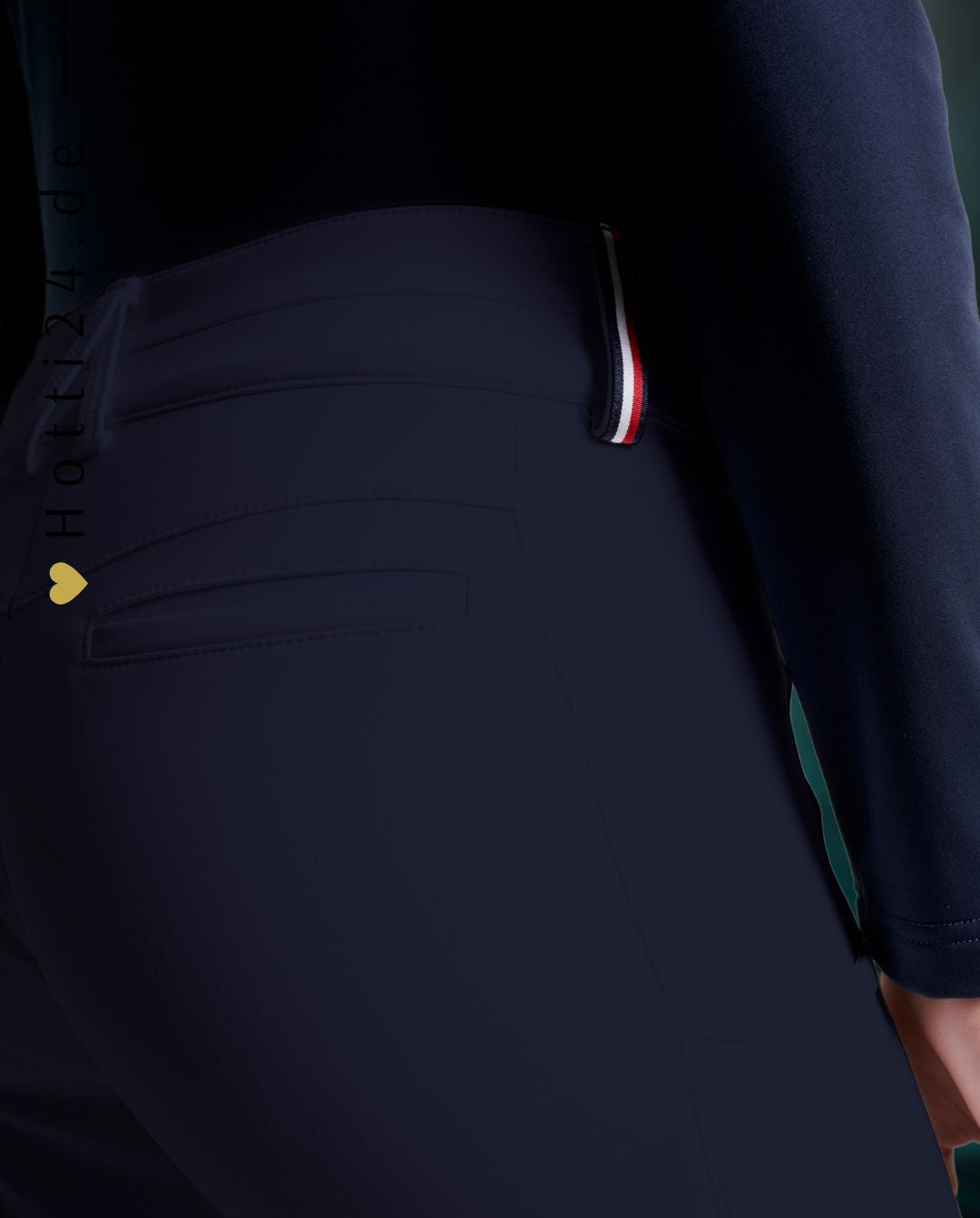 Damen-Reithose von Tommy Hilfiger mit der Bezeichnung "Geneva Fullgrip TH08WFBR464-004" in der Farbe Blau. Diese Reithose ist auf der Webseite www.hotti24.de erhältlich. Die Hose wurde speziell für Damen entwickelt und verfügt über Fullgrip-Elemente, die zusätzlichen Halt während des Reitens bieten sollen.