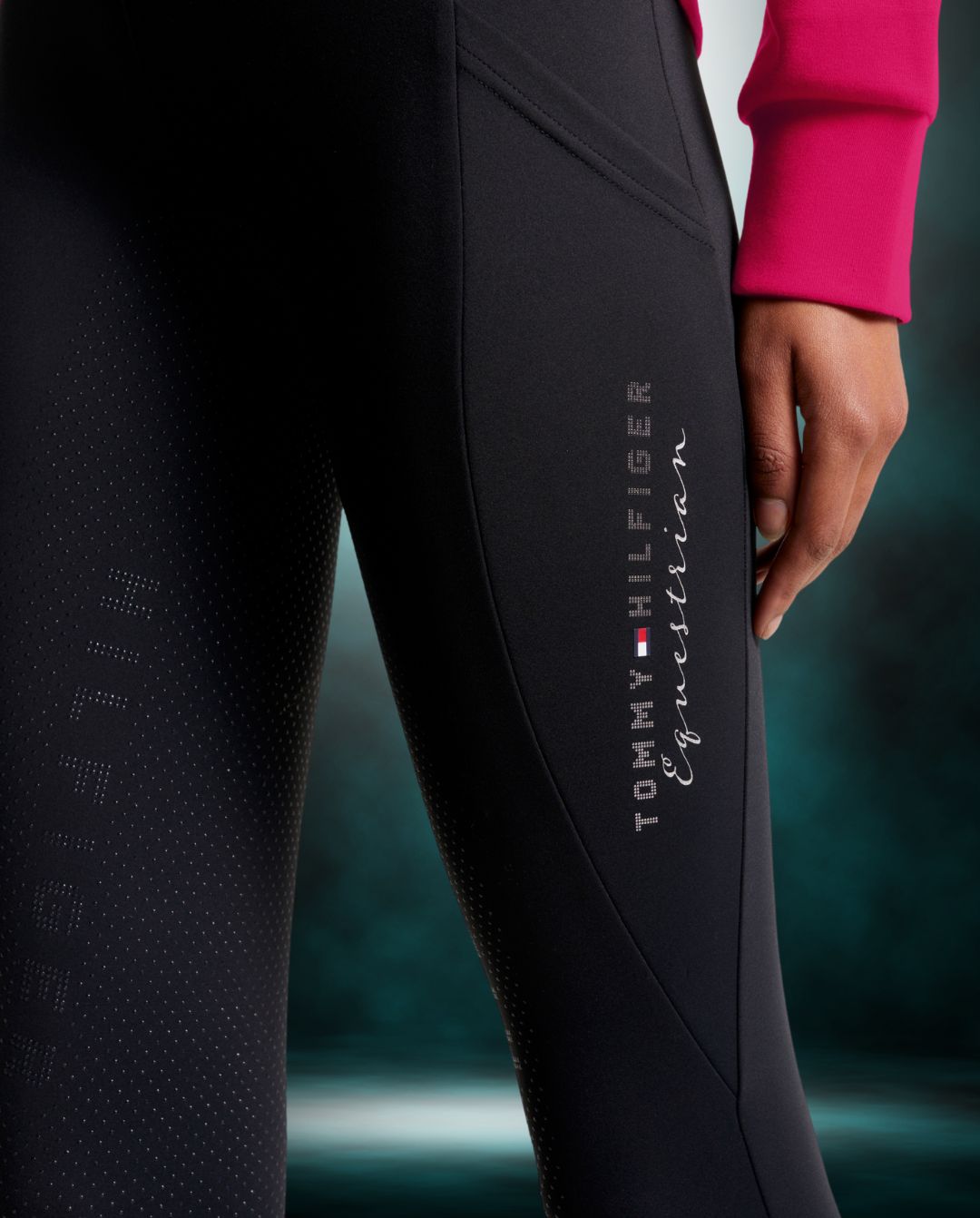 Damen-Reitleggings von Tommy Hilfiger mit der Bezeichnung "Monaco Fullgrip TH08WFLE463-003" in der Farbe Schwarz. Diese Reitleggings sind auf der Webseite www.hotti24.de erhältlich. Sie wurden speziell für Damen entworfen und verfügen über Fullgrip-Elemente, die zusätzlichen Halt während des Reitens bieten sollen. Zusätzlich sind in der Datei Bilder der Reitleggings aus verschiedenen Blickwinkeln enthalten: von vorne, von der Seite und von hinten