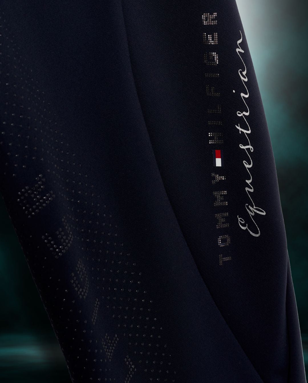 Damen-Reitleggings von Tommy Hilfiger mit der Bezeichnung "Monaco Fullgrip TH08WFLE463-004" in der Farbe Blau. Diese Reitleggings sind auf der Webseite www.hotti24.de erhältlich. Sie wurden speziell für Damen entworfen und verfügen über Fullgrip-Elemente, die zusätzlichen Halt während des Reitens bieten sollen. Zusätzlich sind in der Datei Bilder der Reitleggings aus verschiedenen Blickwinkeln enthalten: von vorne, von der Seite und von hinten