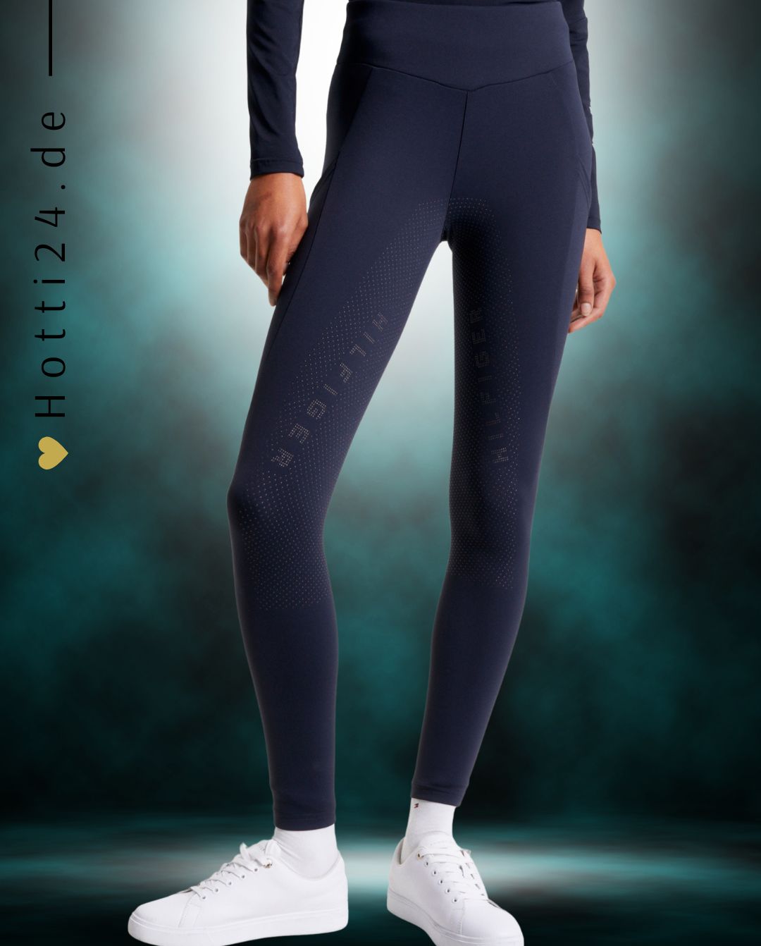 Damen-Reitleggings von Tommy Hilfiger mit der Bezeichnung "Monaco Fullgrip TH08WFLE463-004" in der Farbe Blau. Diese Reitleggings sind auf der Webseite www.hotti24.de erhältlich. Sie wurden speziell für Damen entworfen und verfügen über Fullgrip-Elemente, die zusätzlichen Halt während des Reitens bieten sollen. Zusätzlich sind in der Datei Bilder der Reitleggings aus verschiedenen Blickwinkeln enthalten: von vorne, von der Seite und von hinten