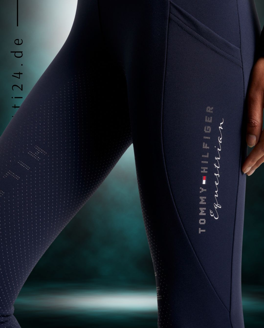 Damen-Reitleggings von Tommy Hilfiger mit der Bezeichnung "Monaco Fullgrip TH08WFLE463-004" in der Farbe Blau. Diese Reitleggings sind auf der Webseite www.hotti24.de erhältlich. Sie wurden speziell für Damen entworfen und verfügen über Fullgrip-Elemente, die zusätzlichen Halt während des Reitens bieten sollen. Zusätzlich sind in der Datei Bilder der Reitleggings aus verschiedenen Blickwinkeln enthalten: von vorne, von der Seite und von hinten