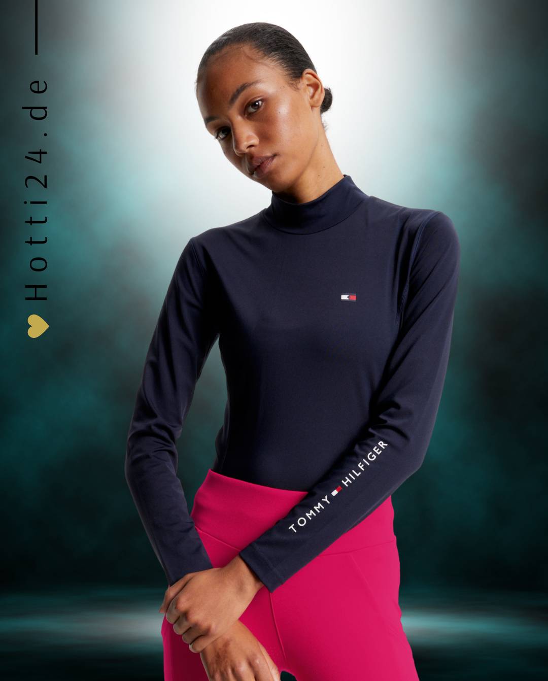 Damen-Trainingshirt von Tommy Hilfiger mit der Bezeichnung "Baselayer TH08WLST432-004" in der Farbe Blau. Dieses Trainingshirt ist auf der Webseite www.hotti24.de erhältlich. Es wurde speziell für Damen entworfen, um Stil und Komfort während sportlicher Aktivitäten zu bieten. Zusätzlich sind in der Datei Bilder des Trainingsshirts aus verschiedenen Blickwinkeln enthalten: von vorne, von der Seite und von hinten