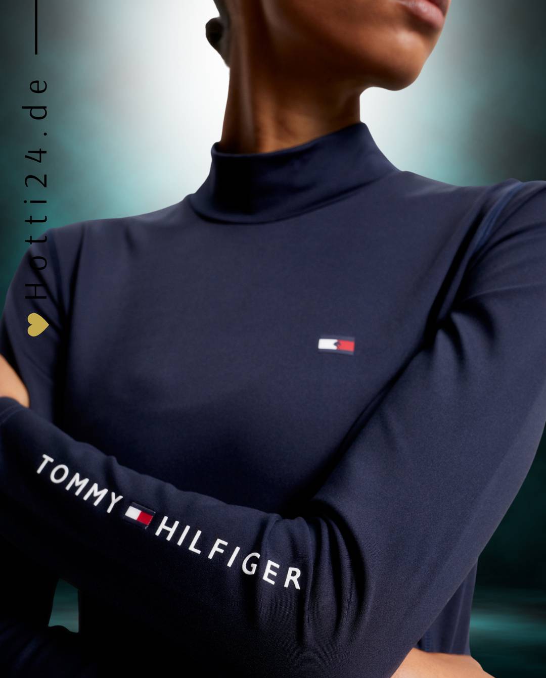 Damen-Trainingshirt von Tommy Hilfiger mit der Bezeichnung "Baselayer TH08WLST432-004" in der Farbe Blau. Dieses Trainingshirt ist auf der Webseite www.hotti24.de erhältlich. Es wurde speziell für Damen entworfen, um Stil und Komfort während sportlicher Aktivitäten zu bieten. Zusätzlich sind in der Datei Bilder des Trainingsshirts aus verschiedenen Blickwinkeln enthalten: von vorne, von der Seite und von hinten