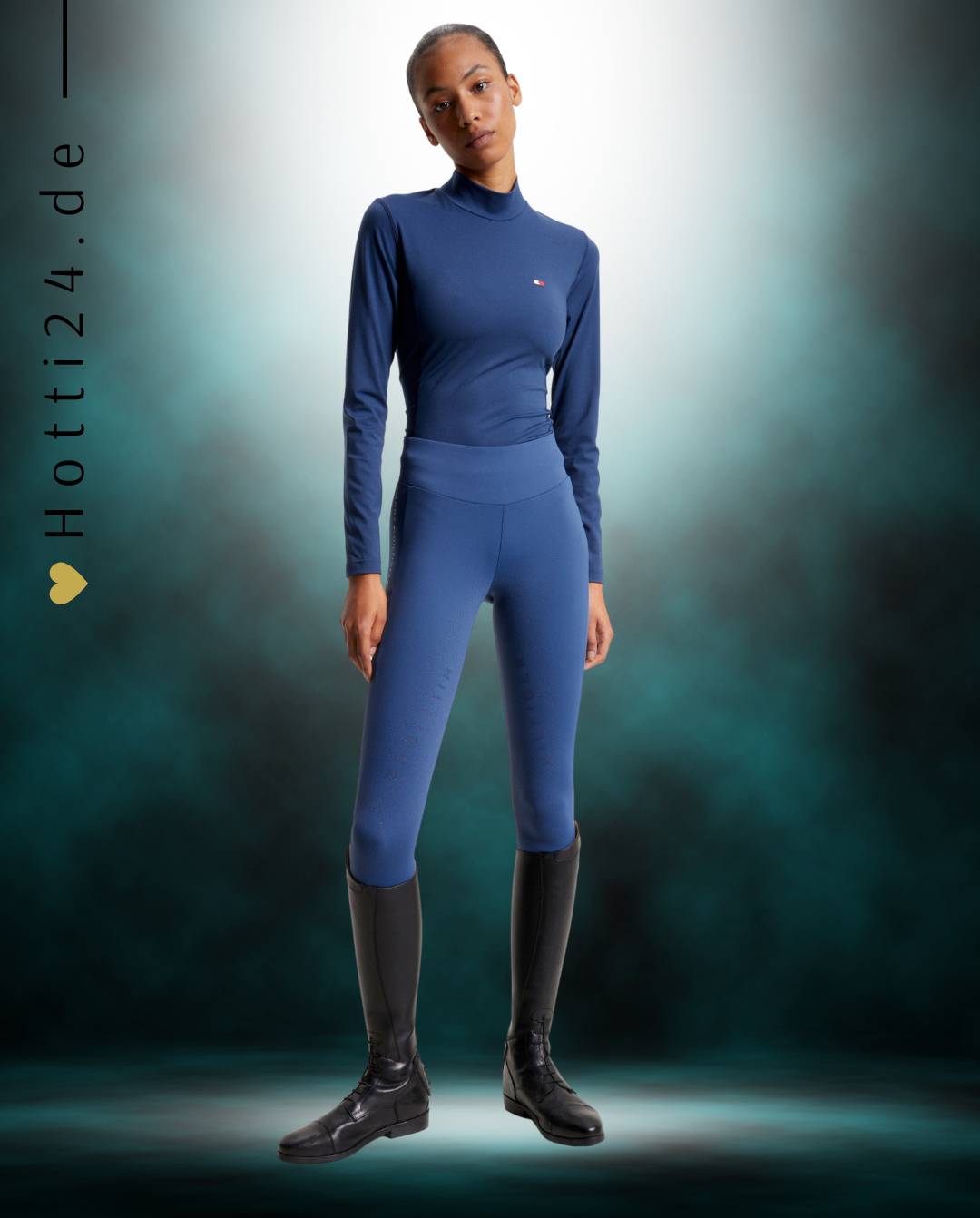 Damen-Trainingshirt von Tommy Hilfiger mit der Bezeichnung "Baselayer TH08WLST432-041" in der Farbe Blau. Dieses Trainingshirt ist auf der Webseite www.hotti24.de erhältlich. Es wurde speziell für Damen entworfen, um Stil und Komfort während sportlicher Aktivitäten zu bieten. Zusätzlich sind in der Datei Bilder des Trainingsshirts aus verschiedenen Blickwinkeln enthalten: von vorne, von der Seite und von hinten.