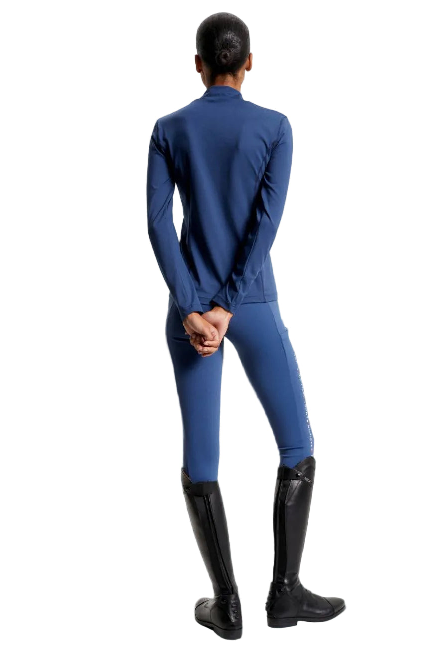 Damen-Trainingshirt von Tommy Hilfiger mit der Bezeichnung "Baselayer TH08WLST432-041" in der Farbe Blau. Dieses Trainingshirt ist auf der Webseite www.hotti24.de erhältlich. Es wurde speziell für Damen entworfen, um Stil und Komfort während sportlicher Aktivitäten zu bieten. Zusätzlich sind in der Datei Bilder des Trainingsshirts aus verschiedenen Blickwinkeln enthalten: von vorne, von der Seite und von hinten.