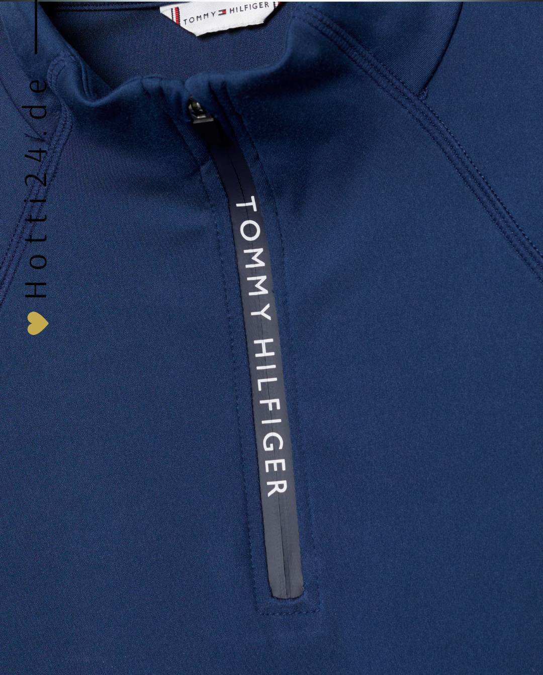 Damen-Trainingshirt von Tommy Hilfiger mit der Bezeichnung "Thermo Baselayer TH08WLZT433-041" in der Farbe Blau. Dieses Trainingshirt ist auf der Webseite www.hotti24.de erhältlich. Es wurde speziell für Damen entworfen, um Stil und Komfort während sportlicher Aktivitäten zu bieten. Zusätzlich sind in der Datei Bilder des Trainingsshirts aus verschiedenen Blickwinkeln enthalten: von vorne, von der Seite und von hinten