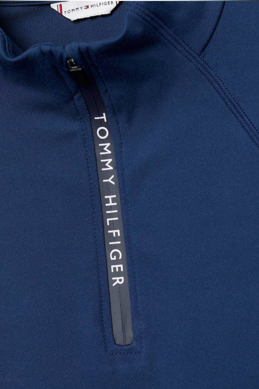 Damen-Trainingshirt von Tommy Hilfiger mit der Bezeichnung "Thermo Baselayer TH08WLZT433-041" in der Farbe Blau. Dieses Trainingshirt ist auf der Webseite www.hotti24.de erhältlich. Es wurde speziell fßr Damen entworfen, um Stil und Komfort während sportlicher Aktivitäten zu bieten. Zusätzlich sind in der Datei Bilder des Trainingsshirts aus verschiedenen Blickwinkeln enthalten: von vorne, von der Seite und von hinten