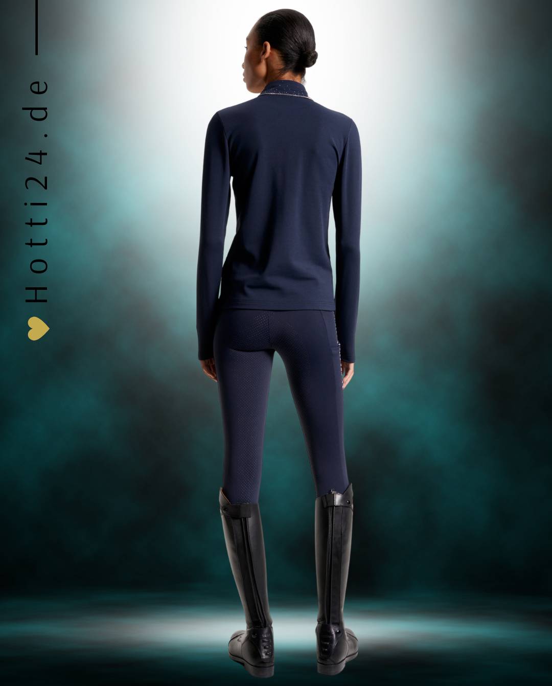 Damen-Trainingshirt von Tommy Hilfiger mit der Bezeichnung "Thermo Studded TH08WLZT434-004" in der Farbe Blau. Dieses Trainingshirt ist auf der Webseite www.hotti24.de erhältlich. Es wurde speziell für Damen entworfen, um Stil und Komfort während sportlicher Aktivitäten zu bieten. Zusätzlich sind in der Datei Bilder des Trainingsshirts aus verschiedenen Blickwinkeln enthalten: von vorne, von der Seite und von hinten