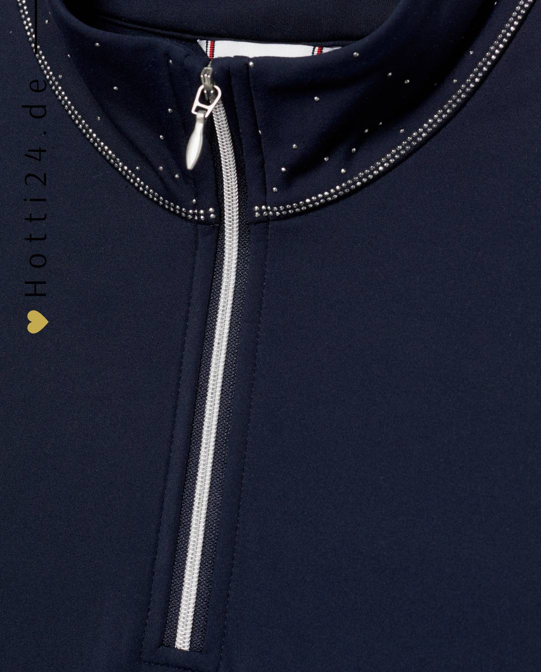 Damen-Trainingshirt von Tommy Hilfiger mit der Bezeichnung "Thermo Studded TH08WLZT434-004" in der Farbe Blau. Dieses Trainingshirt ist auf der Webseite www.hotti24.de erhältlich. Es wurde speziell für Damen entworfen, um Stil und Komfort während sportlicher Aktivitäten zu bieten. Zusätzlich sind in der Datei Bilder des Trainingsshirts aus verschiedenen Blickwinkeln enthalten: von vorne, von der Seite und von hinten