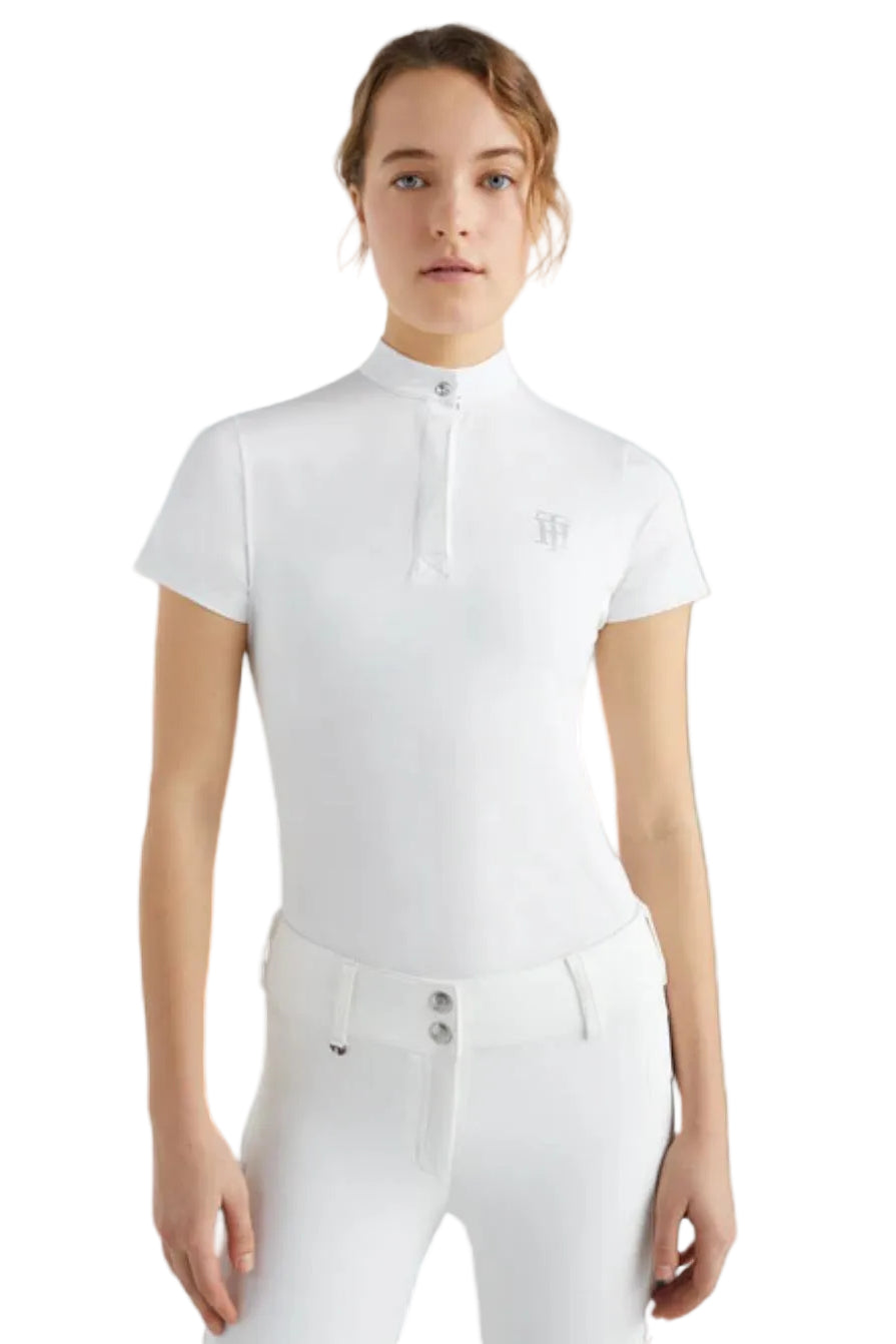 Tommy Hilfiger Equestrian® »Damen Turniershirt mit Strass Weiß, mit Stehkragen und verdeckter Knopfleiste. Sichtbarer Strassknopf am Kragen und TH-Strassapplikation auf der linken Brust. Hergestellt aus einem schnell trocknenden, desodorierenden Stoff Artikelnummer th07wsss301-001 erhältlich bei www.Hotti24.de