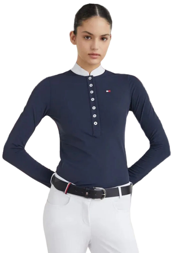 Tommy Hilfiger präsentiert das Damen-Turniershirt Performance in der Farbe Blau mit der Artikelnummer TH10001-004. Dieses Turniershirt kombiniert Stil und Leistung und ist ideal für Reiterinnen, die auf und abseits des Platzes glänzen möchten. Für weitere Informationen und die Möglichkeit zum Kauf besuchen Sie bitte die Website des Händlers www.Hotti24.de