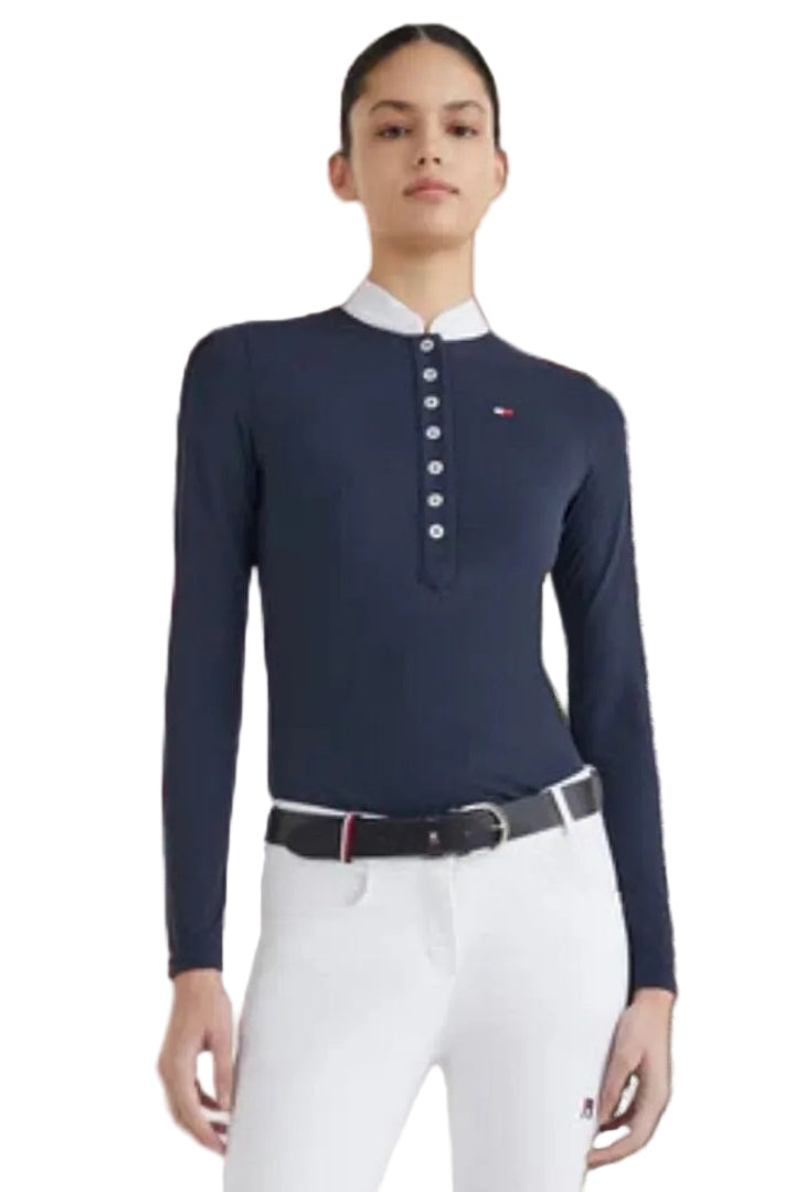 Tommy Hilfiger präsentiert das Damen-Turniershirt Performance in der Farbe Blau mit der Artikelnummer TH10001-004. Dieses Turniershirt kombiniert Stil und Leistung und ist ideal für Reiterinnen, die auf und abseits des Platzes glänzen möchten. Für weitere Informationen und die Möglichkeit zum Kauf besuchen Sie bitte die Website des Händlers www.Hotti24.de